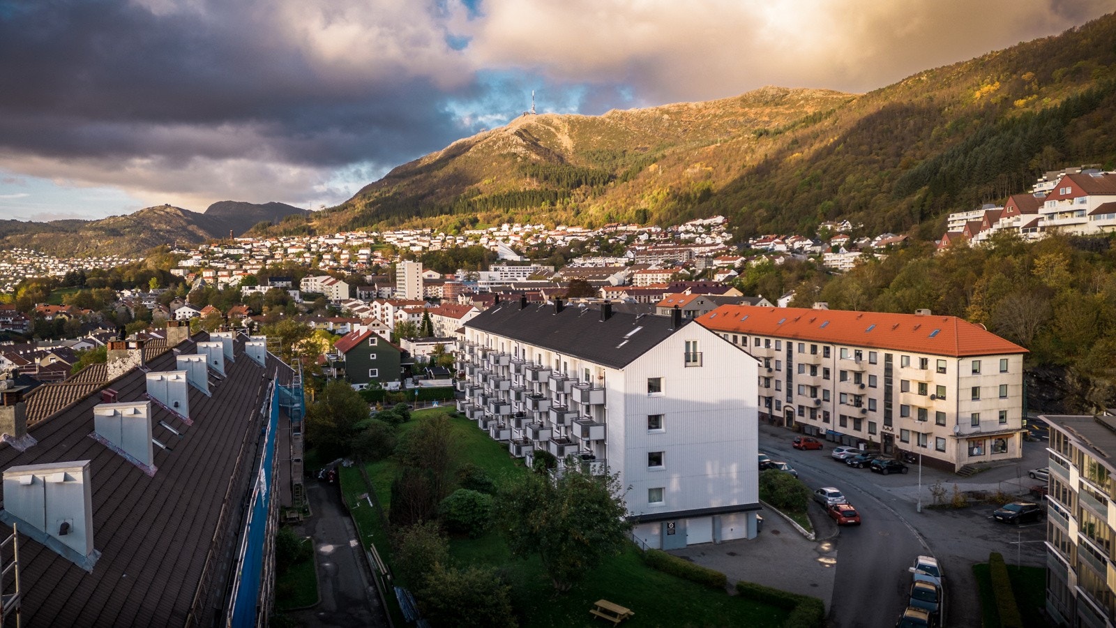 Innen gangavstand finner du dagligvarebutikk, Landås legesenter, restauranter, apotek og frisør Galleribilde