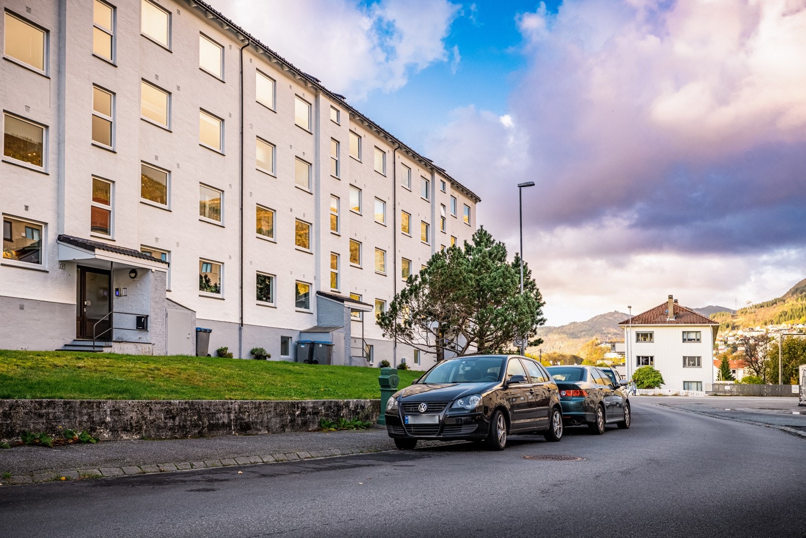 Like utenfor ytterdøren er det gateparkering etter gjeldende bestemmelser. Galleribilde