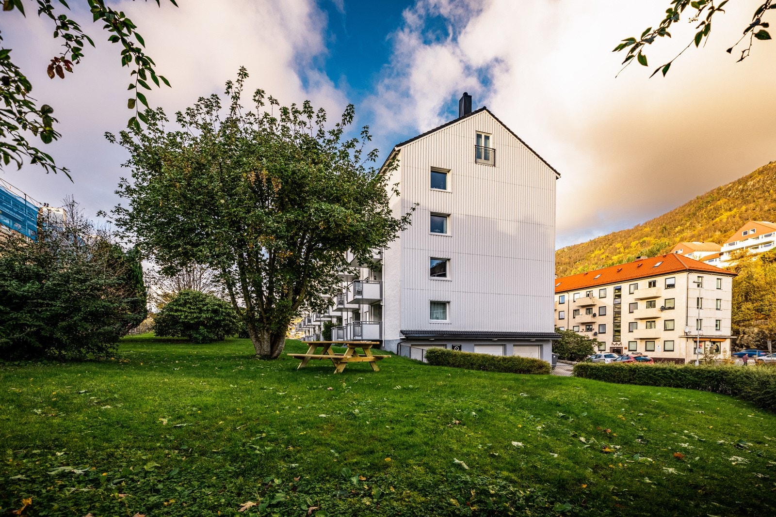 Lagets tomt måler hele 2 842 kvm, og er pent opparbeidet med plen, benker og flotte grøntarealer. Galleribilde
