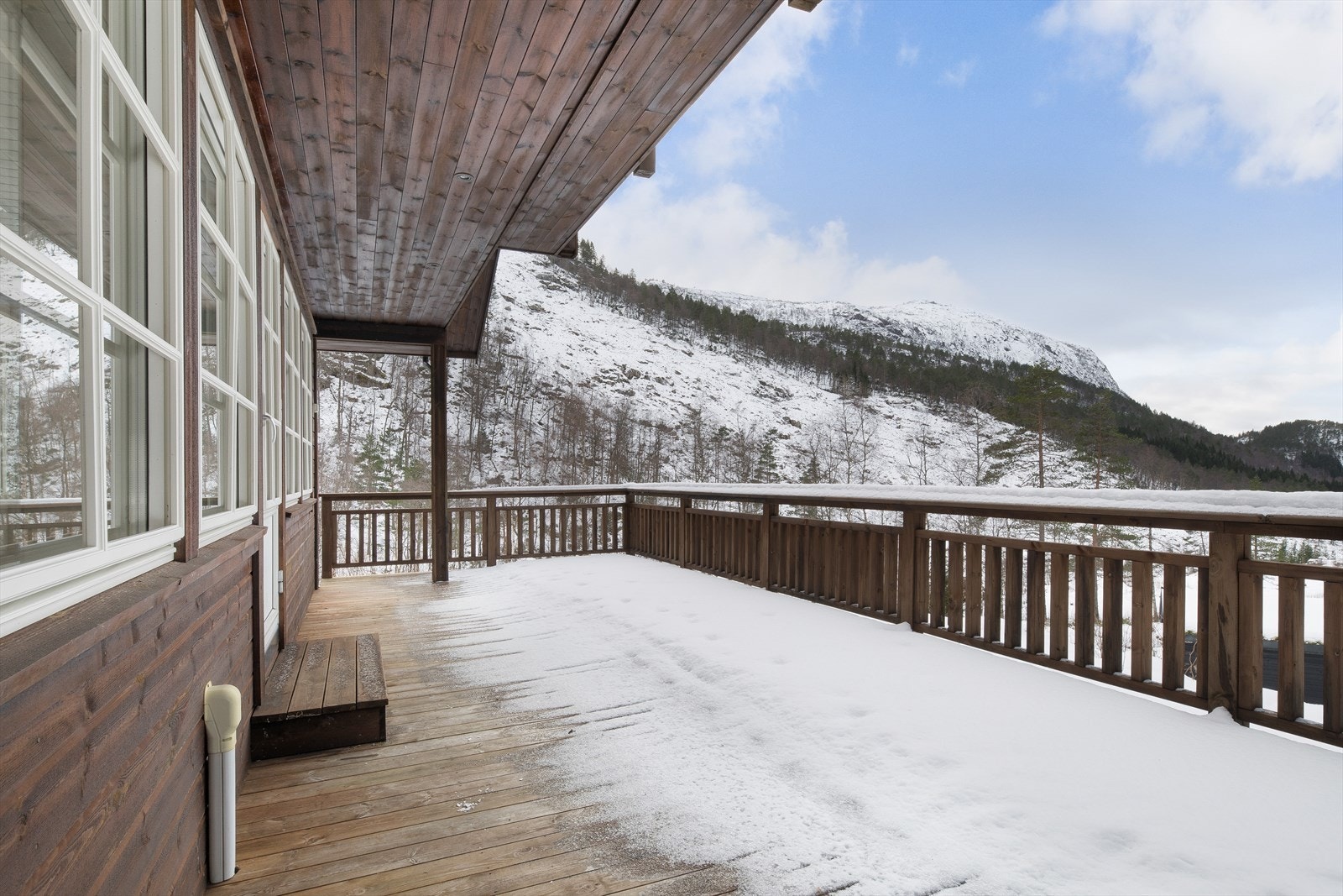 Stor terrasse med utgang fra 1. etg Galleribilde