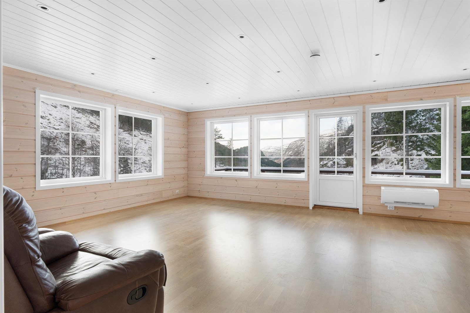 Romslig stue med store vinduer Galleribilde