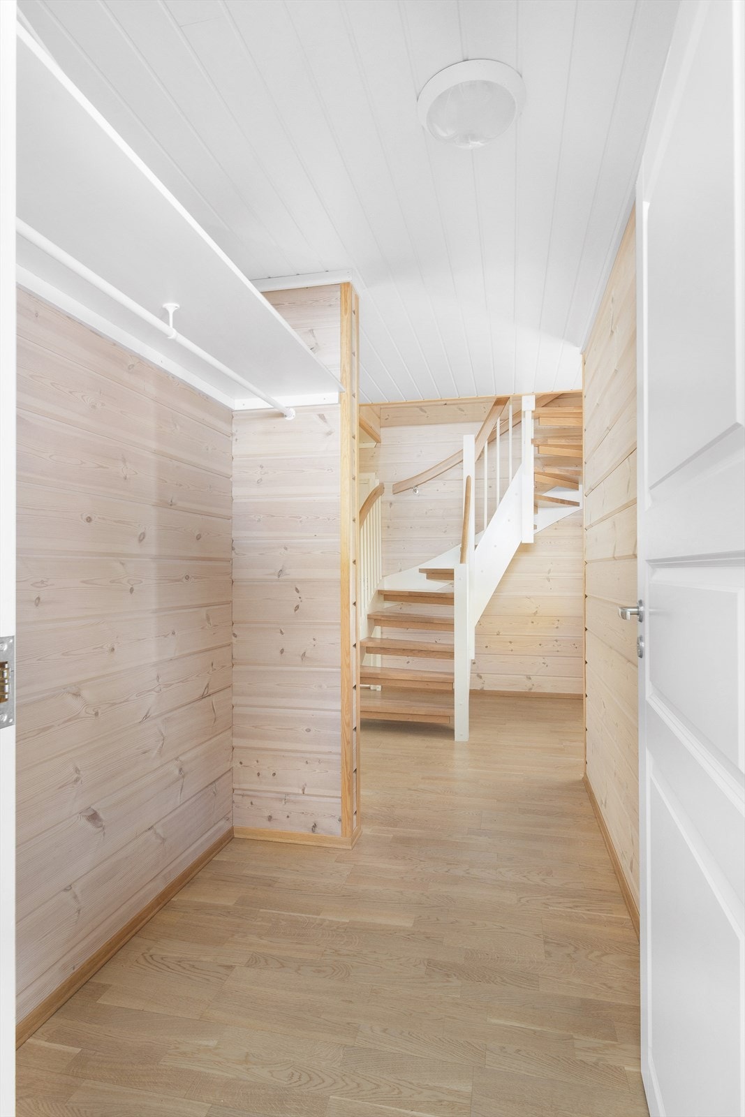 Romslig gang med god plass til oppheng av klær Galleribilde