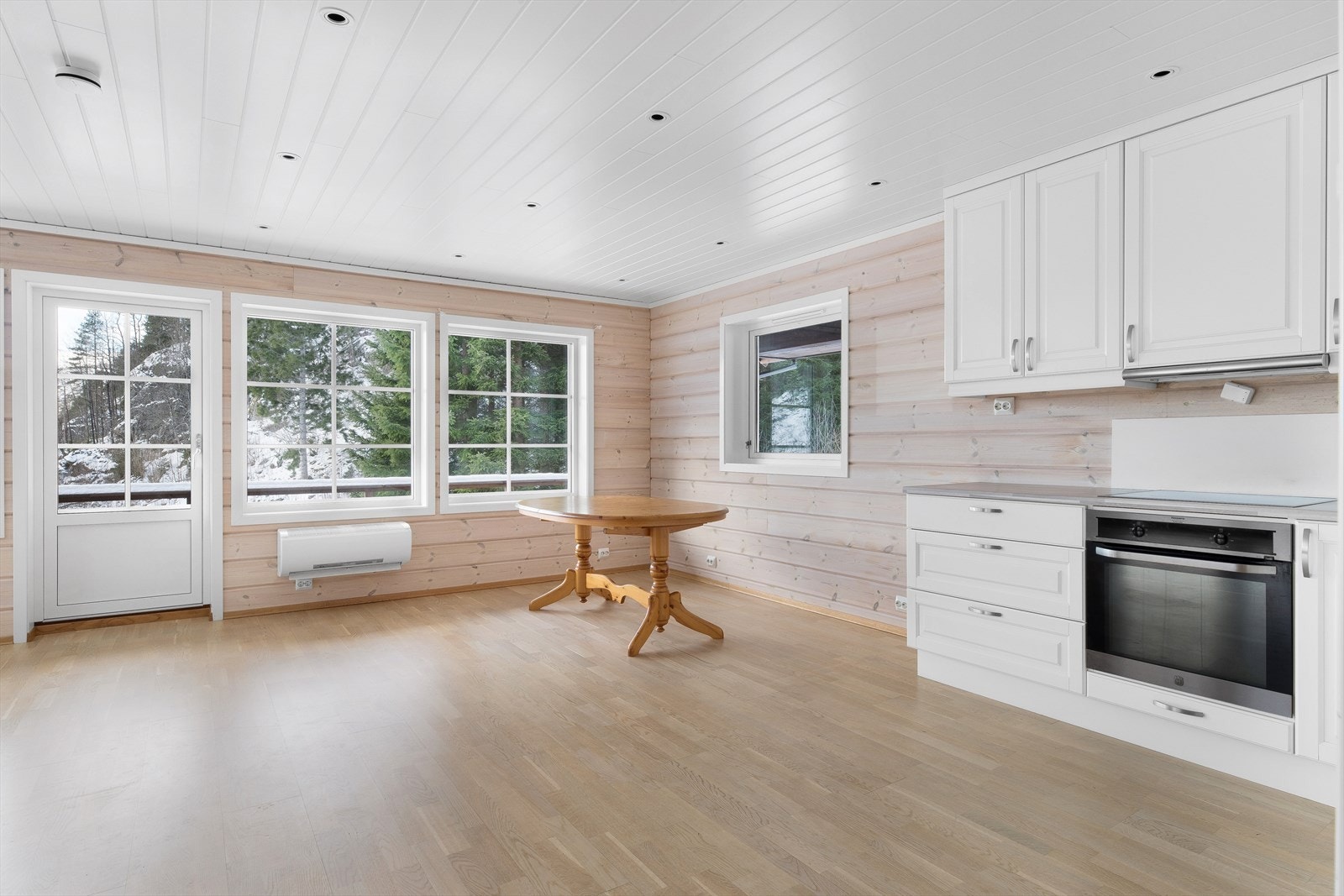 Stuen har åpen kjøkkenløsning Galleribilde