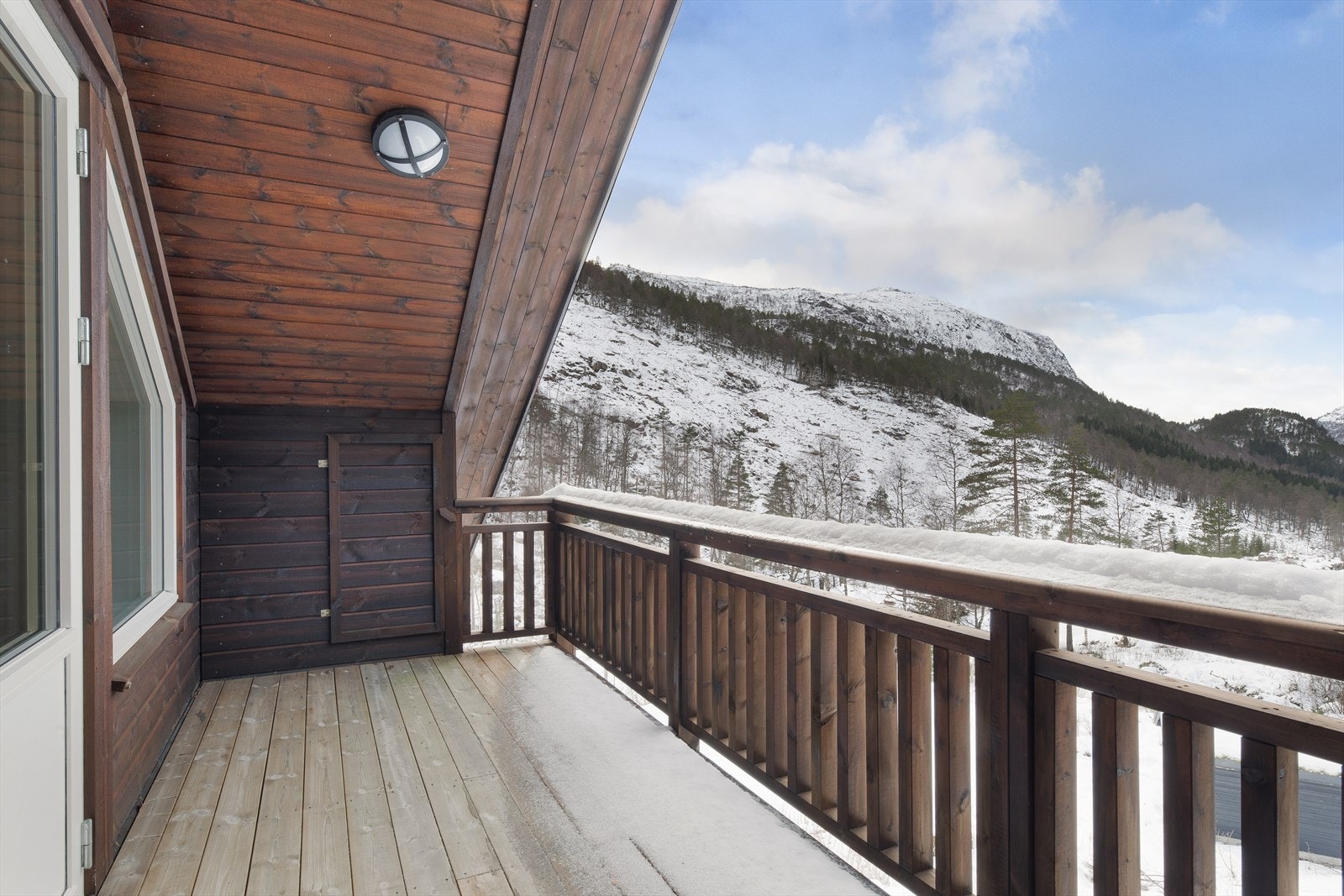 Balkong i 2 etg har 2 små lagringsboder i hver ende. Galleribilde