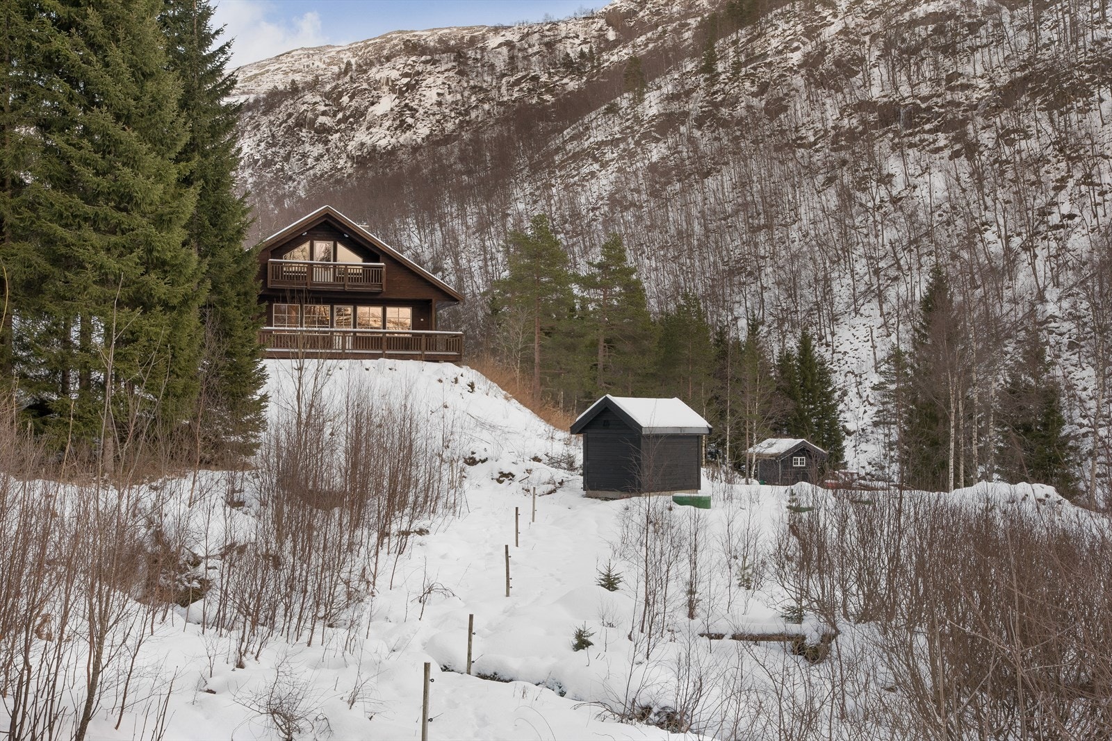 Hytten ligger usjenert til og har fine sol- og utsiktsforhold. Galleribilde