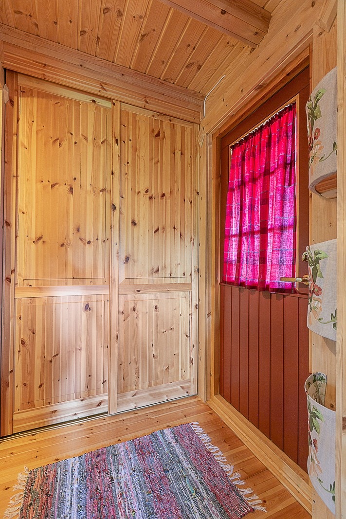 Vindfang med skyvedørsgarderobe. Galleribilde
