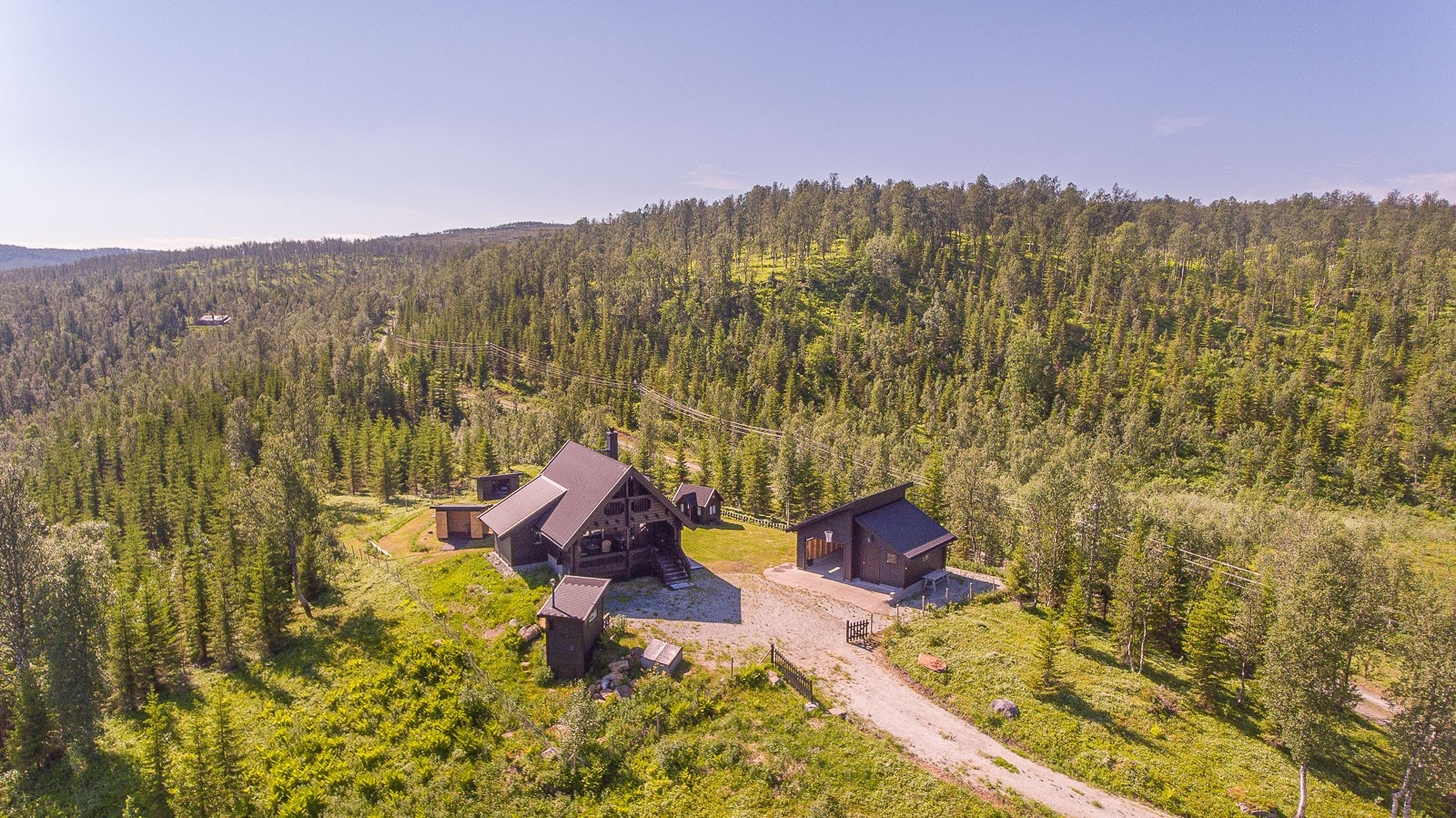 Tømmerhytte i idylliske omgivelser med garasje, lekestue og lysthus - to soverom, vedfyring og gode solforhold. Galleribilde