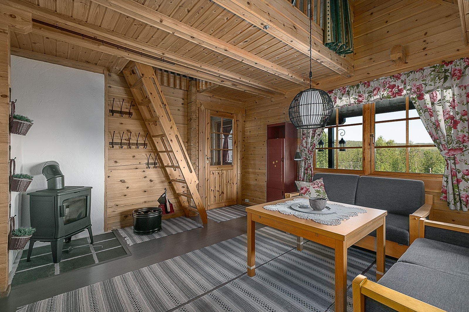 Trapp til loftsetasje med åpent ned til stue. Galleribilde