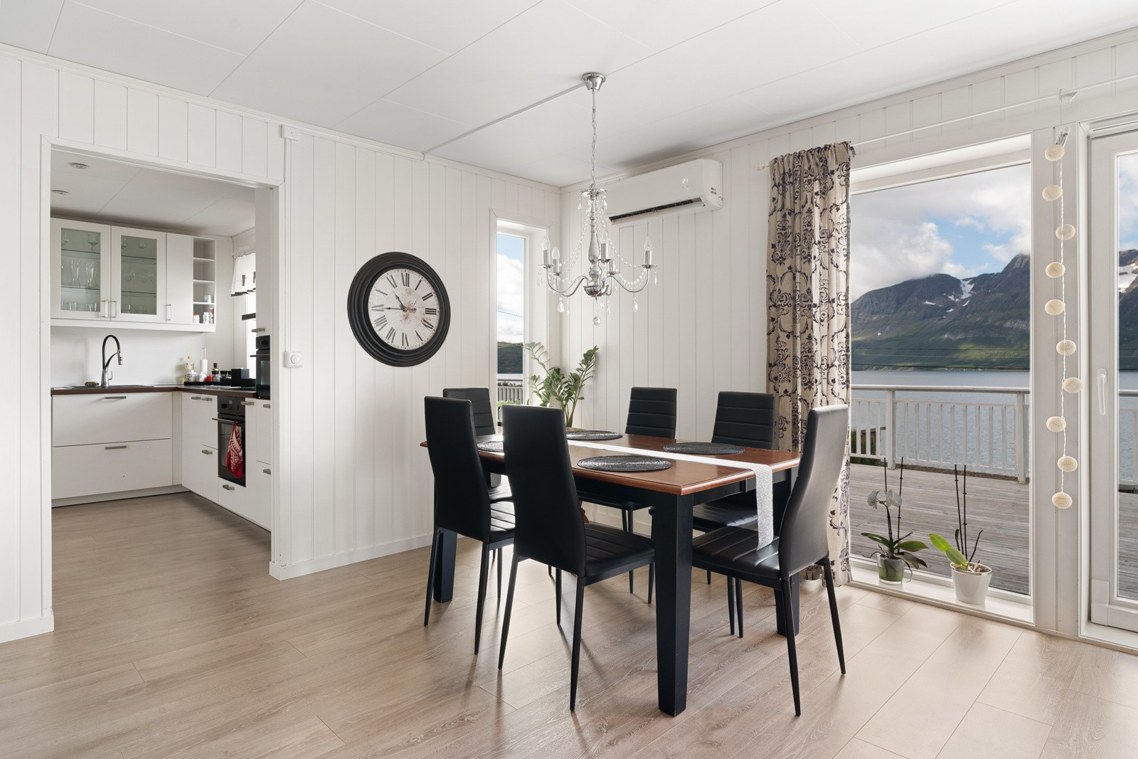 Spisestuen finner sin naturlige plass i nærhet av stue/kjøkken.
