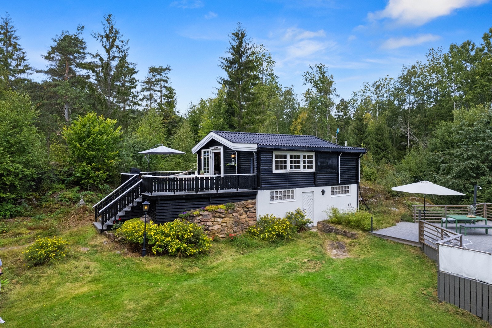 Hytta har en fin beliggenhet i skogsterreng på Storsand Galleribilde