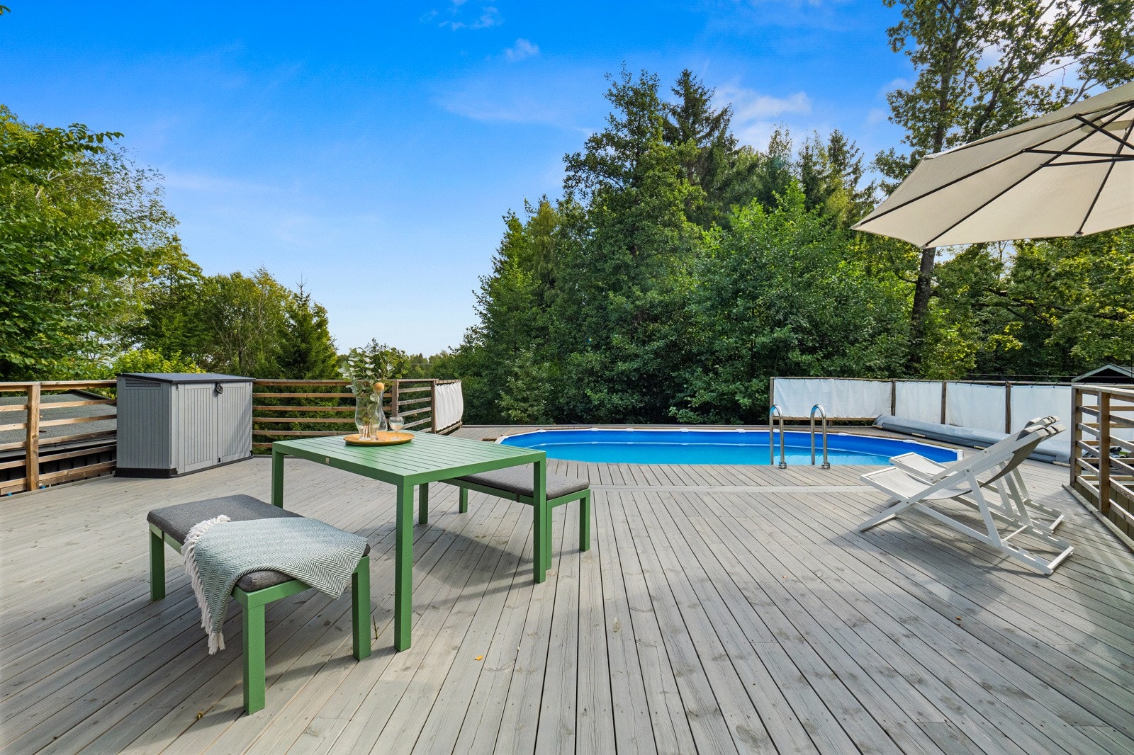 Flott terrasse med svømmebasseng Galleribilde