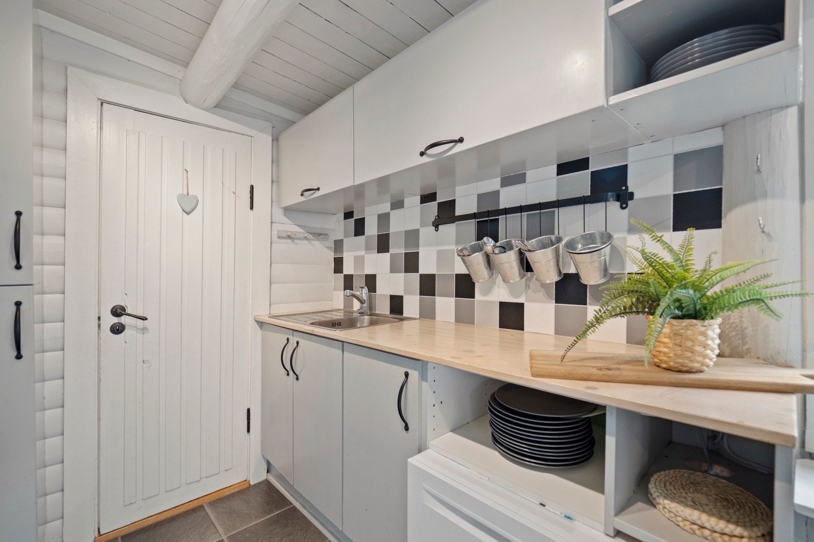 Kjøkkeninnreding med slette fronter og benkeplate av heltre Galleribilde