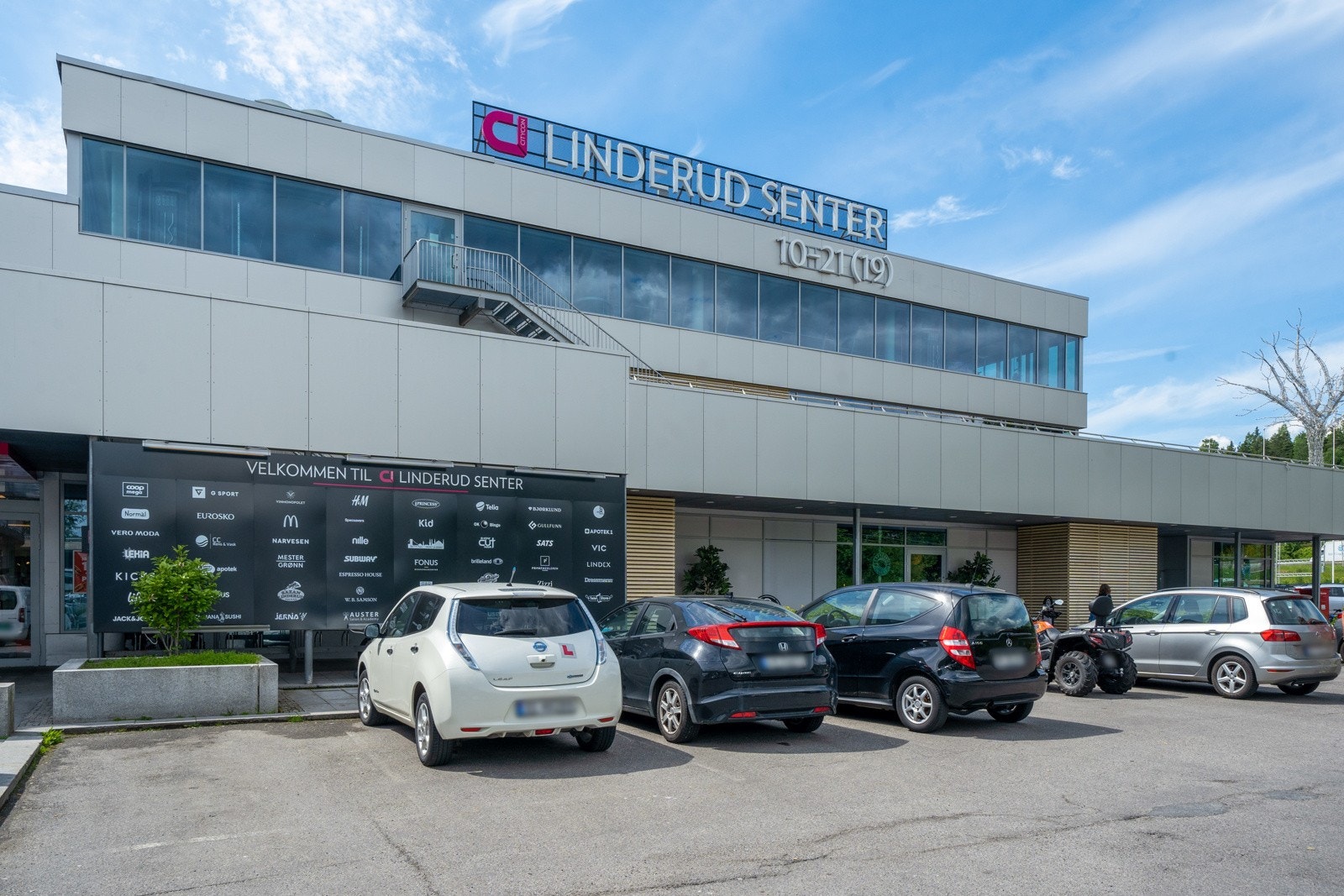 Det er kort vei til Linderudsenteret fra boligen. Her har du gode servicetilbud som vinmonopol, kafeer, spisesteder, kles- og nisjebutikker, apotek m.m. Galleribilde