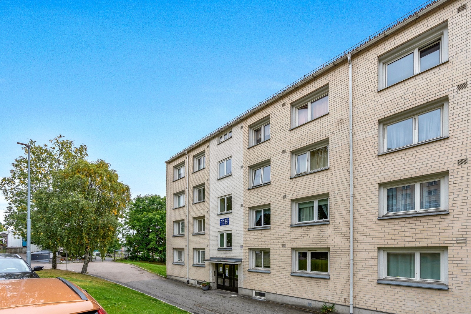 Leiligheten ligger i byggets 2.etasje og er av god strørrelse. Galleribilde