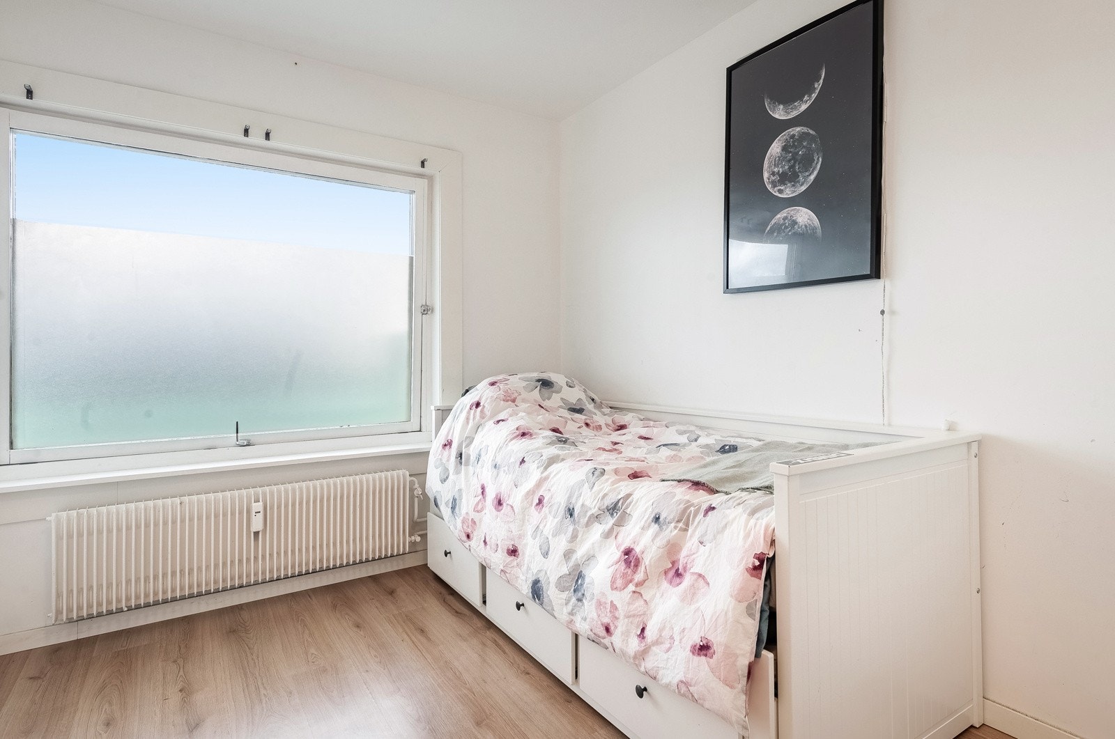 Alle soverom har hvitmalte vegger. Galleribilde
