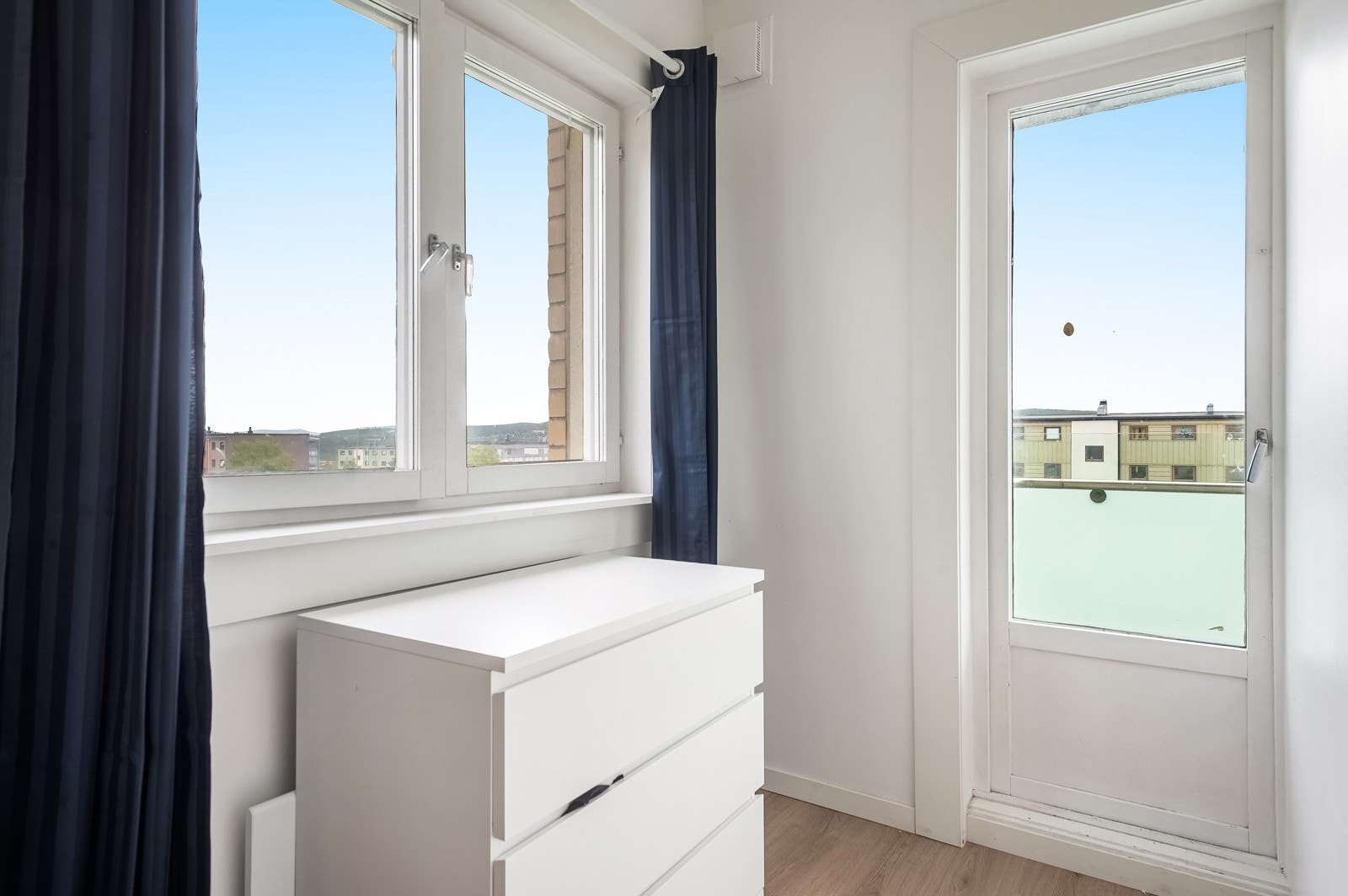 Fra det ene soverommet er det utgang til sørvendt balkong. Galleribilde