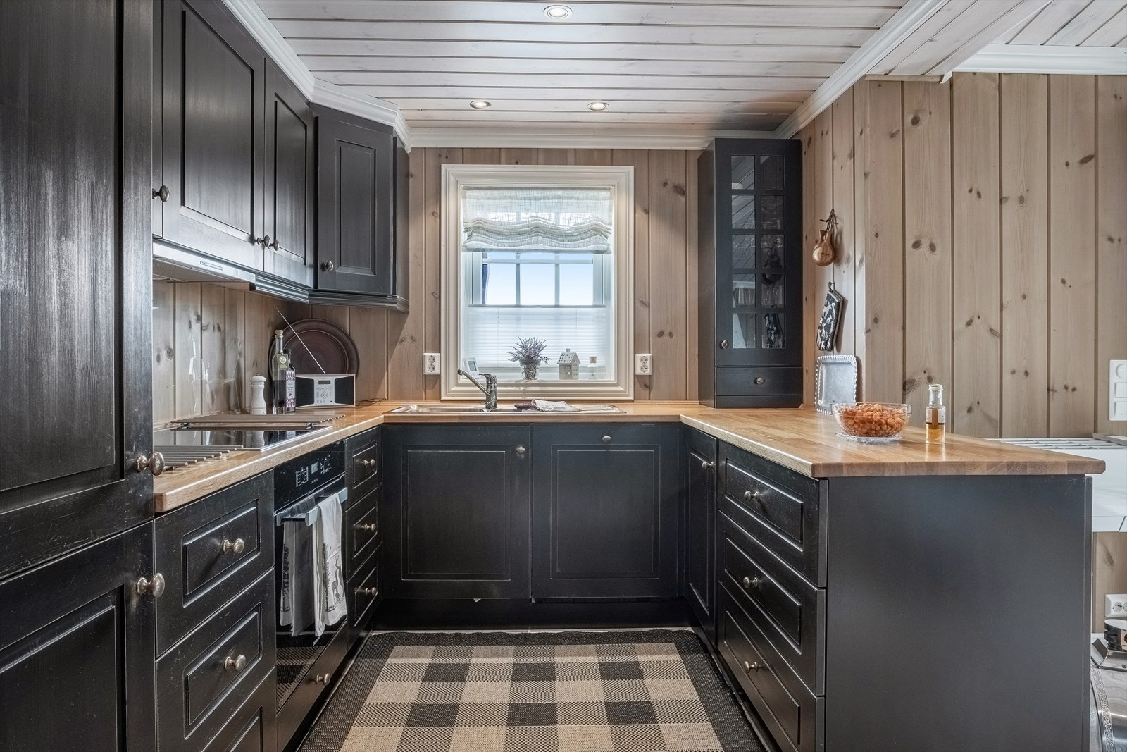 Pent kjøkken med mørke profilerte fronter. Galleribilde