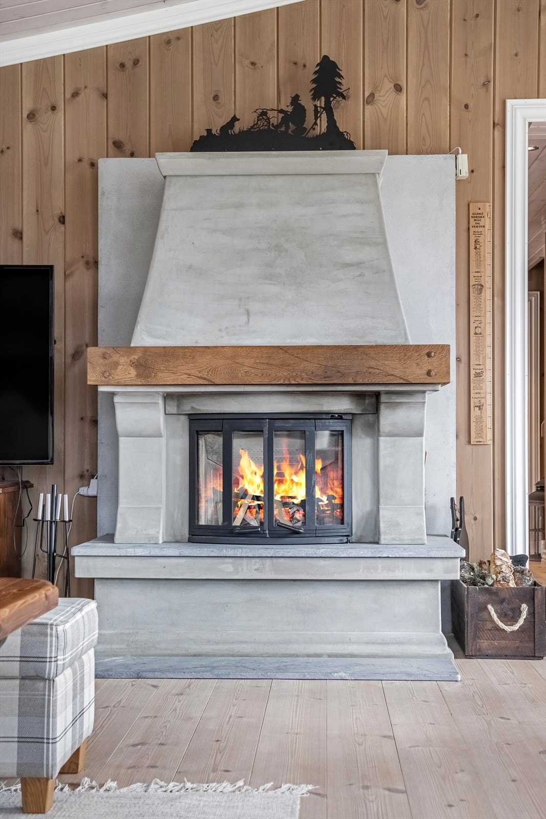 I stuen er det en pen og koselig peis for ekstra hygge en kald vinterkveld Galleribilde