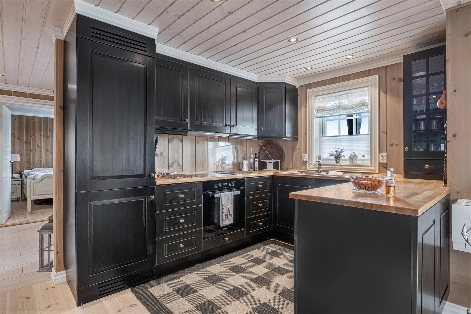 Kjøkken fra Eggedal hyttemøbler med hvitevarer fra Miele Galleribilde