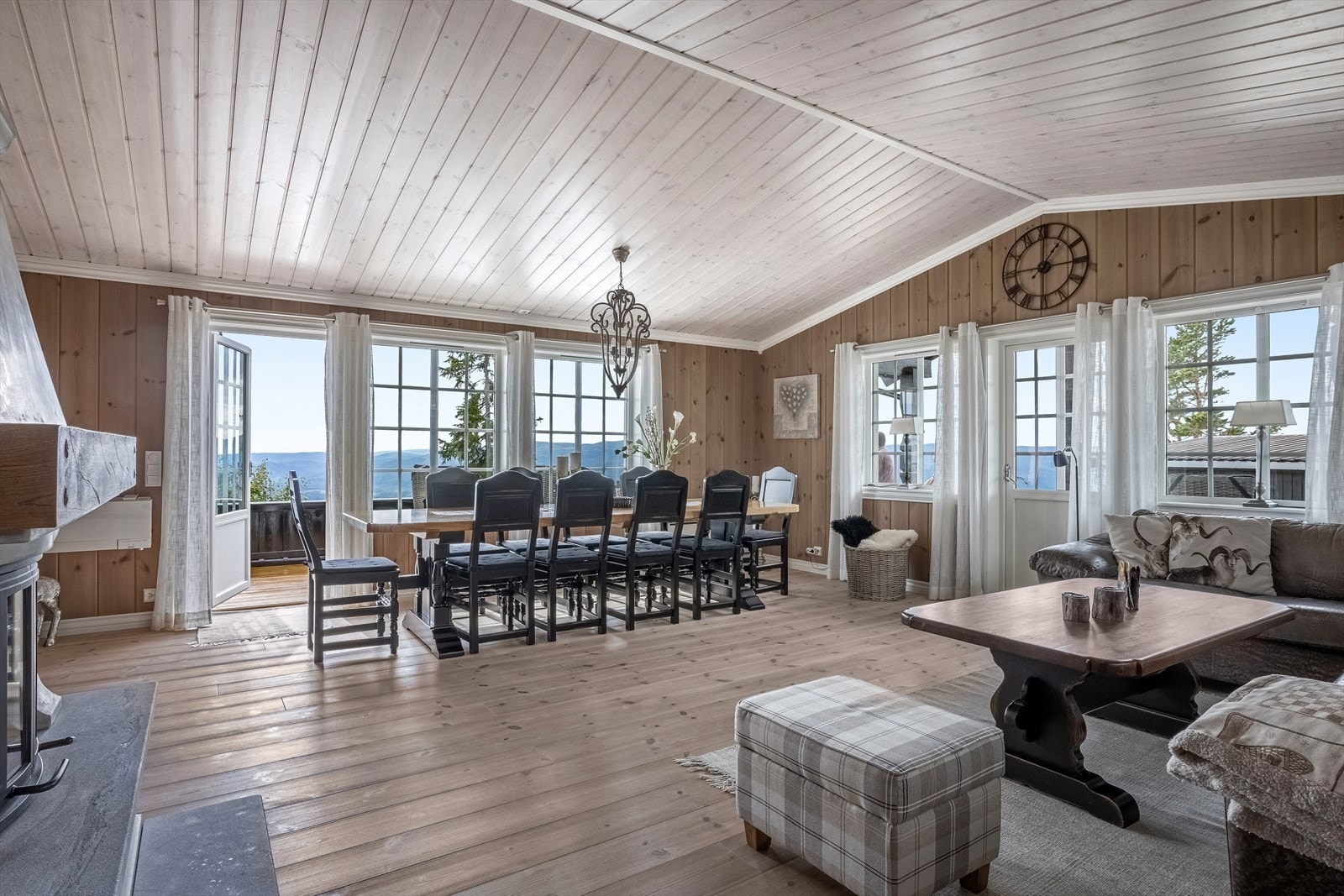 Meget romslig stue med god takhøyde og store vindusflater Galleribilde