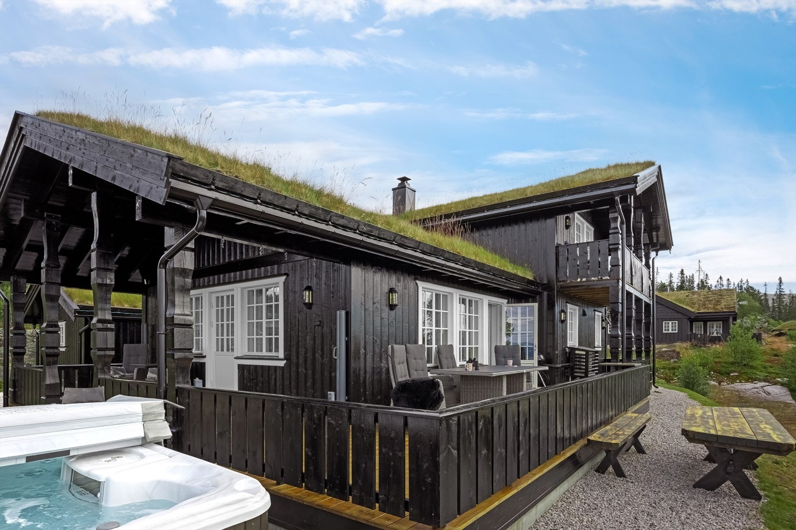 Hytta byr en meget stor og flott terrasse, samt en jacuzzi Galleribilde