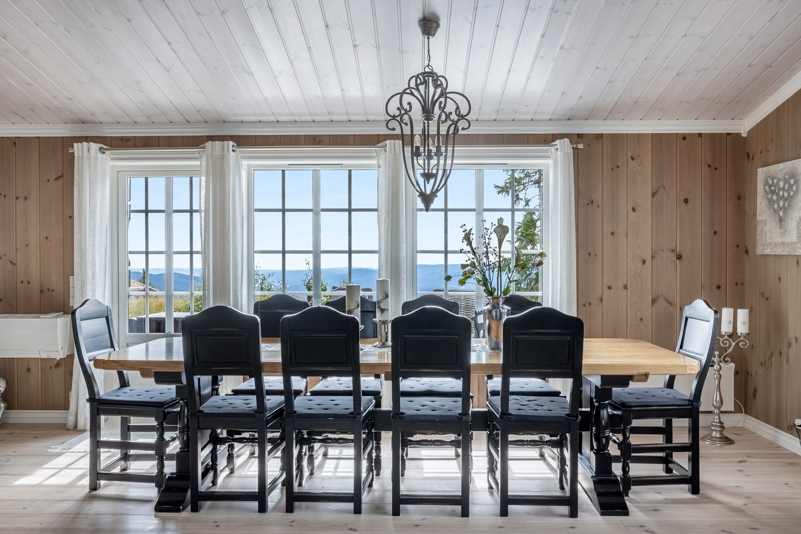 Her kan venner og familie inviteres til en fin helg på fjellet og hyggelig middag rundt langbordet Galleribilde