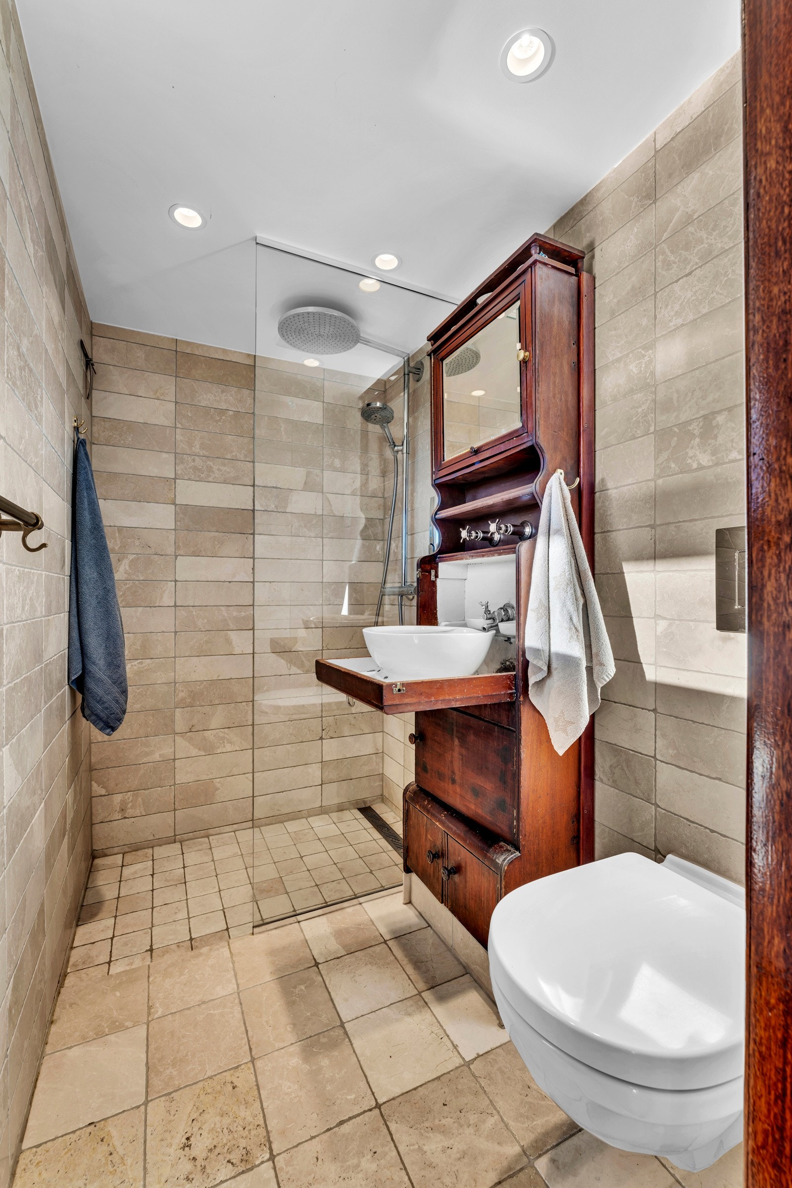 Badet i dekkshuset har en stilig, antikk innredning og dusjnisje med regnfallsdusj. Galleribilde