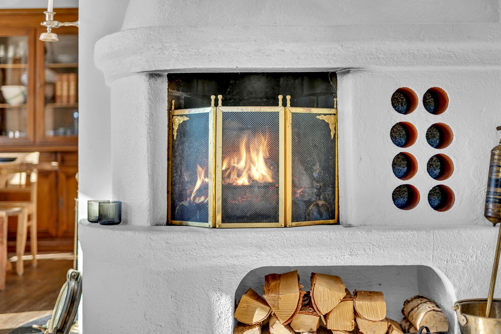 I stuen er det hygge fra en åpen peis som ble murt opp i 1998. Galleribilde