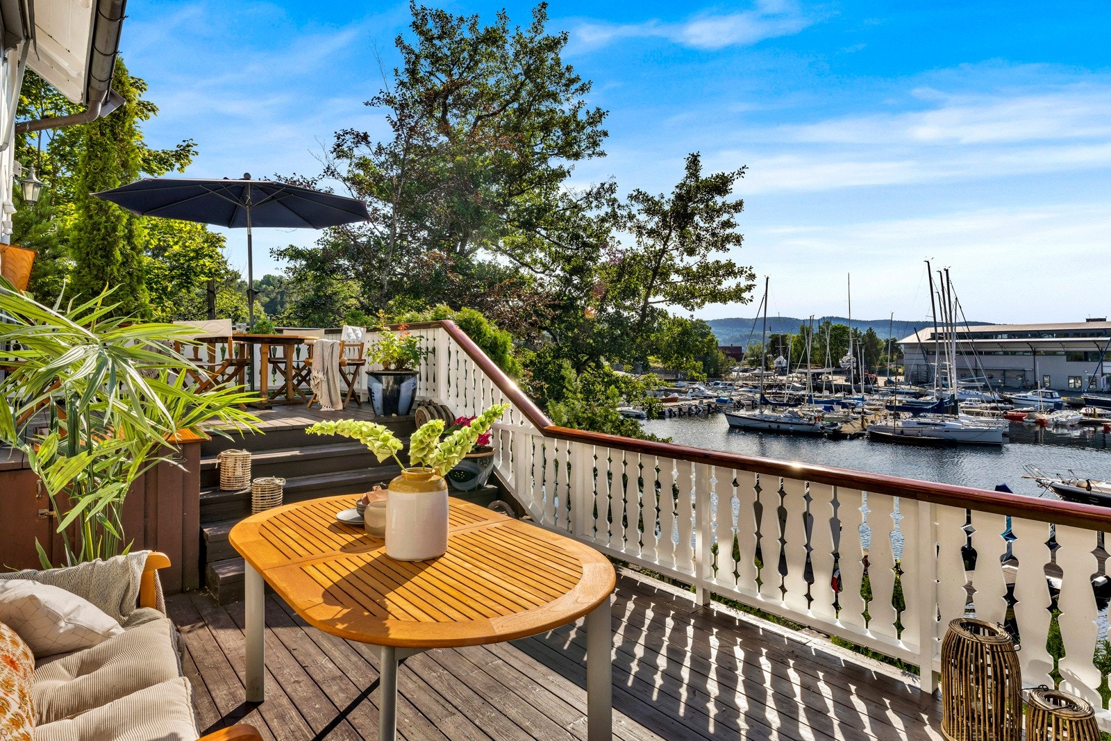 Fra terrassen er det trapp opp til sydvendt del langs gavlveggen. Galleribilde
