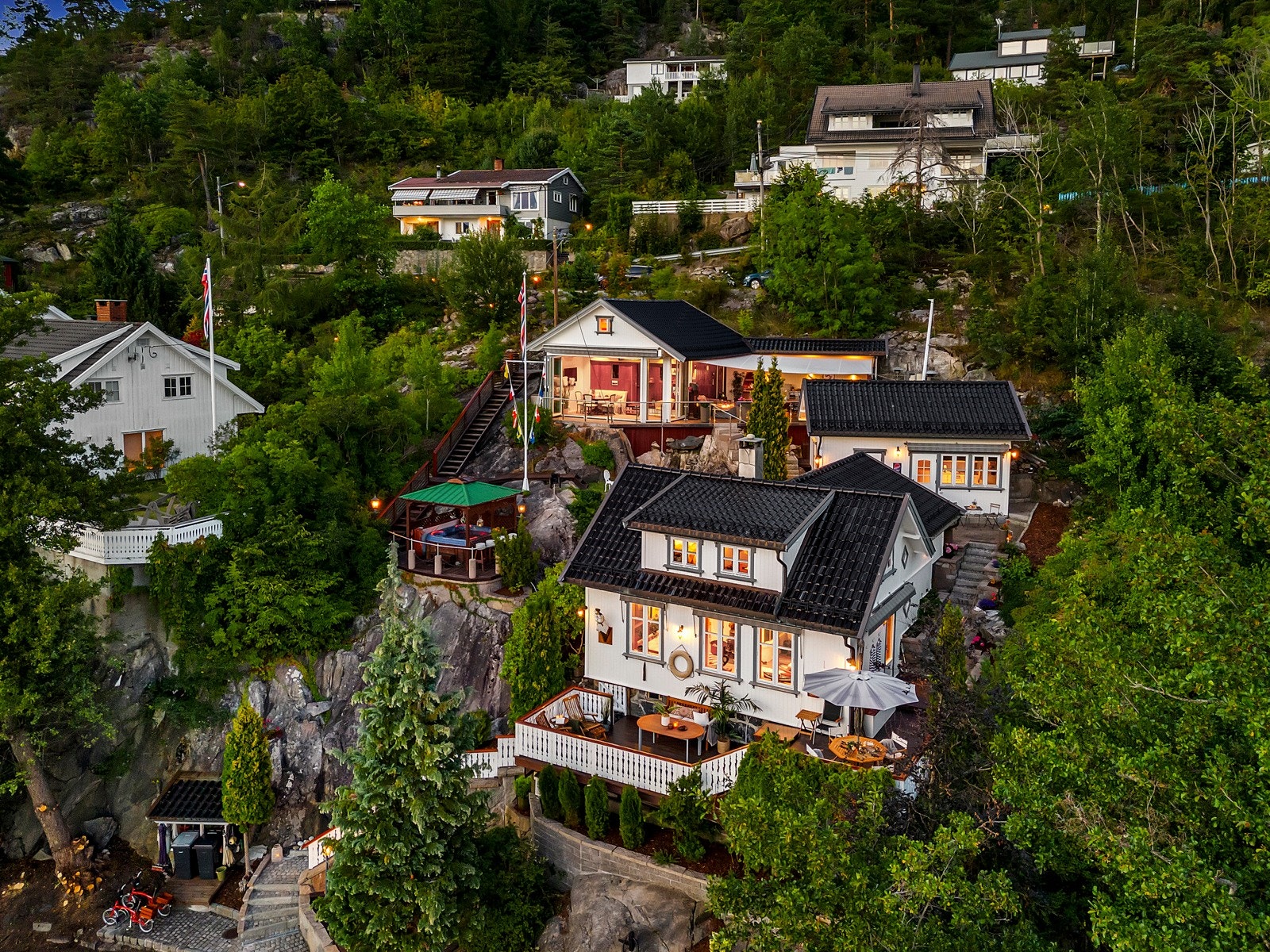 Øverst på eiendommen troner et unikt dekkshus med vinterhage og stor terrasse med nyere seildukstak. Galleribilde