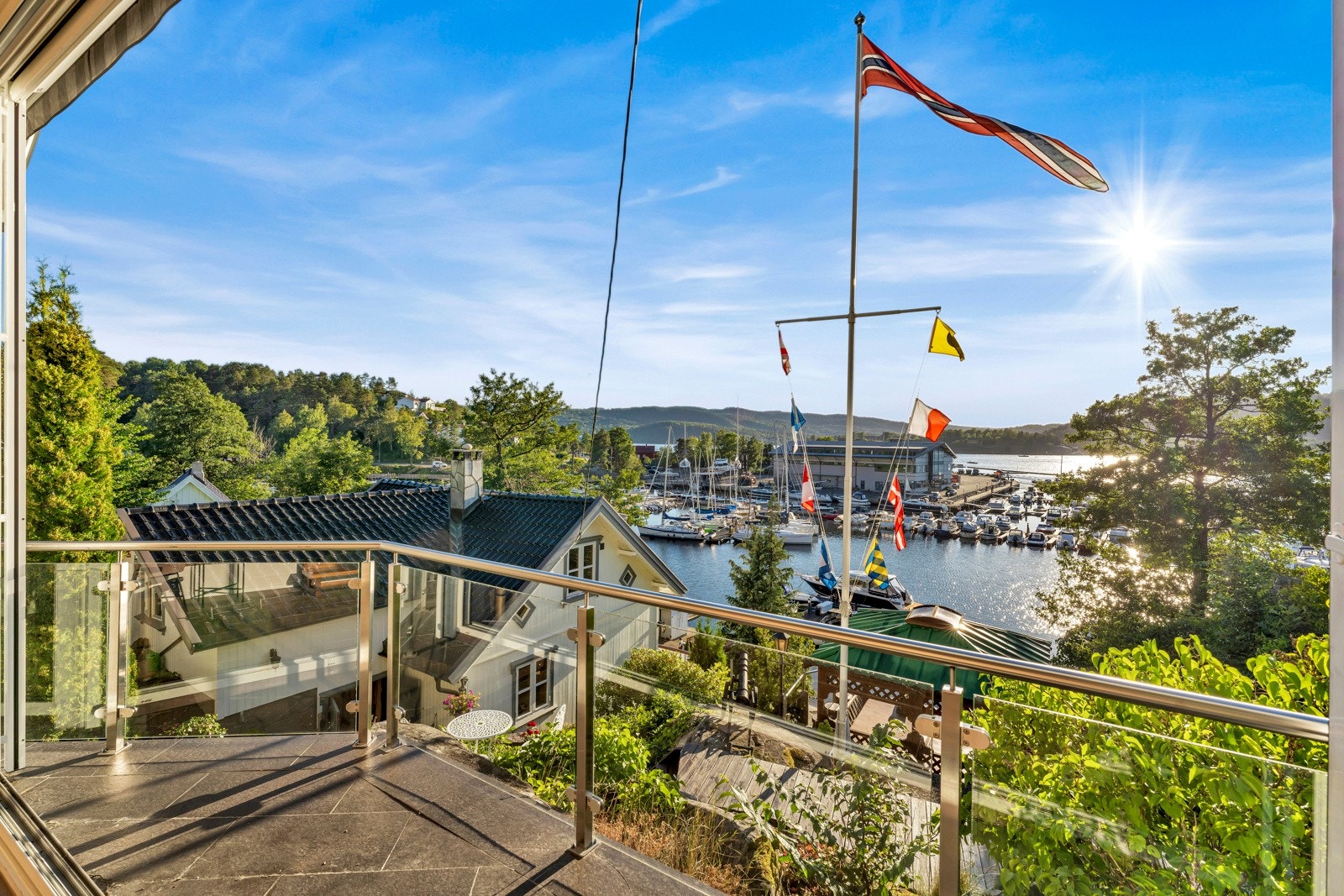 En flaggstang-mast på pynten utenfor dekkshuset gir det lille ekstra. En av uttallige maritime detaljer. Galleribilde
