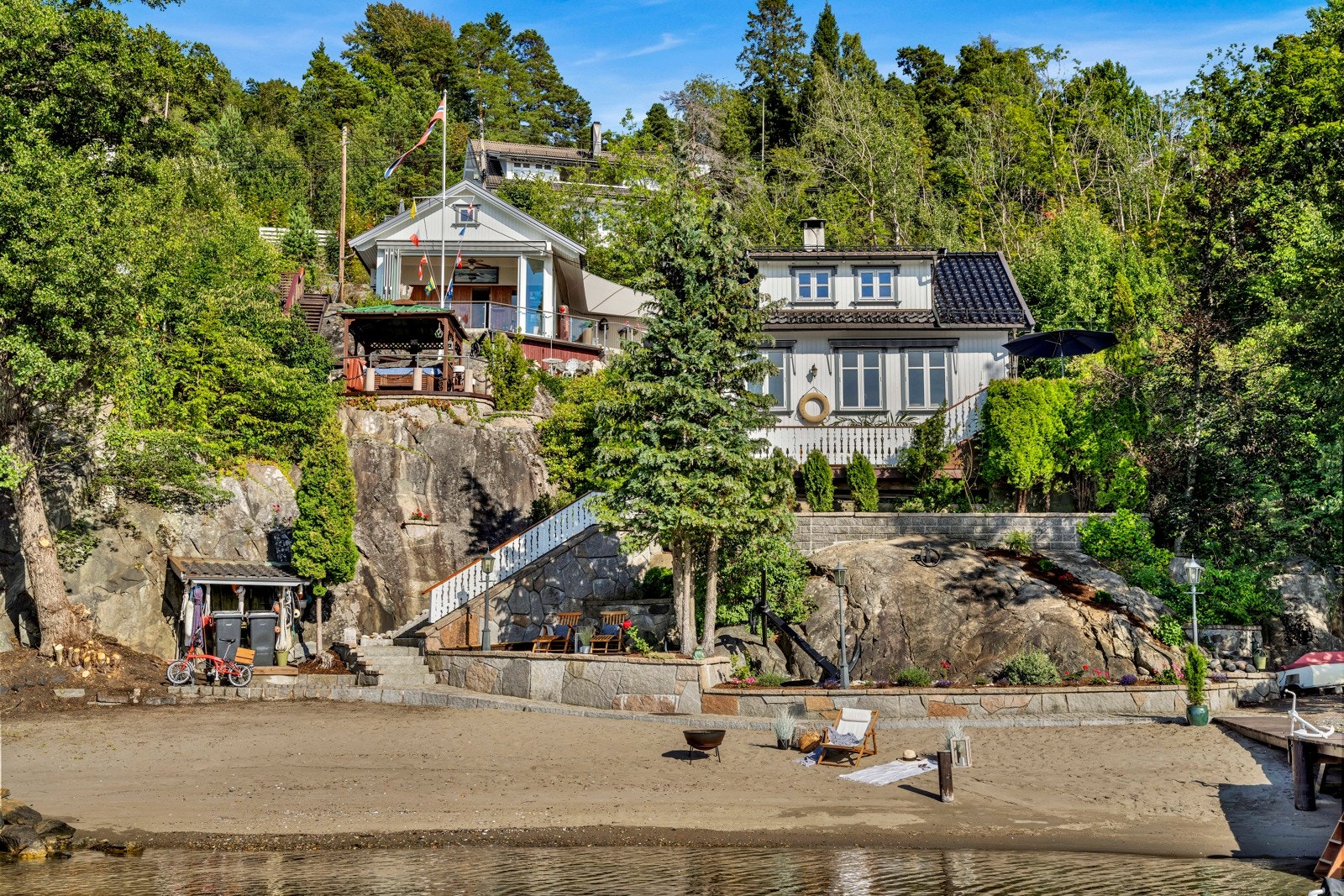 Eiendommen har egen, naturlig sandstrand, brygge og nydelige utearealer. Galleribilde