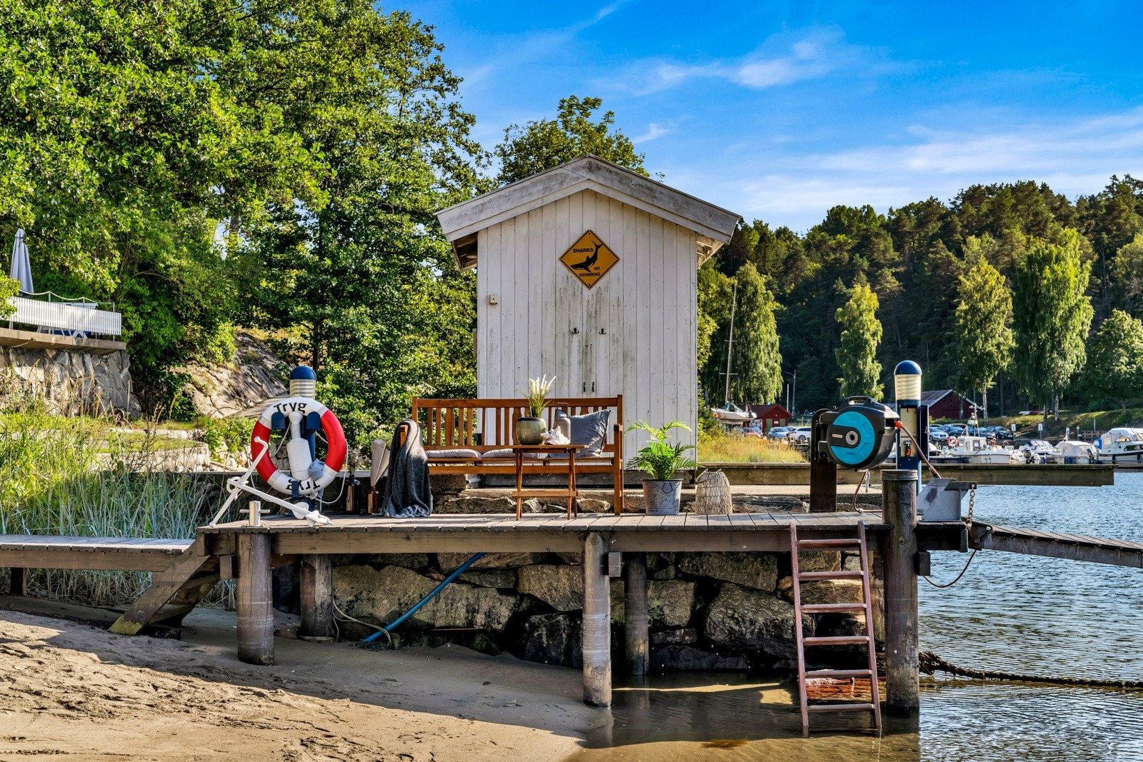 Eiendommen har rett til bryggens nord- og vestside. Sydsiden disponeres av nabo. Galleribilde