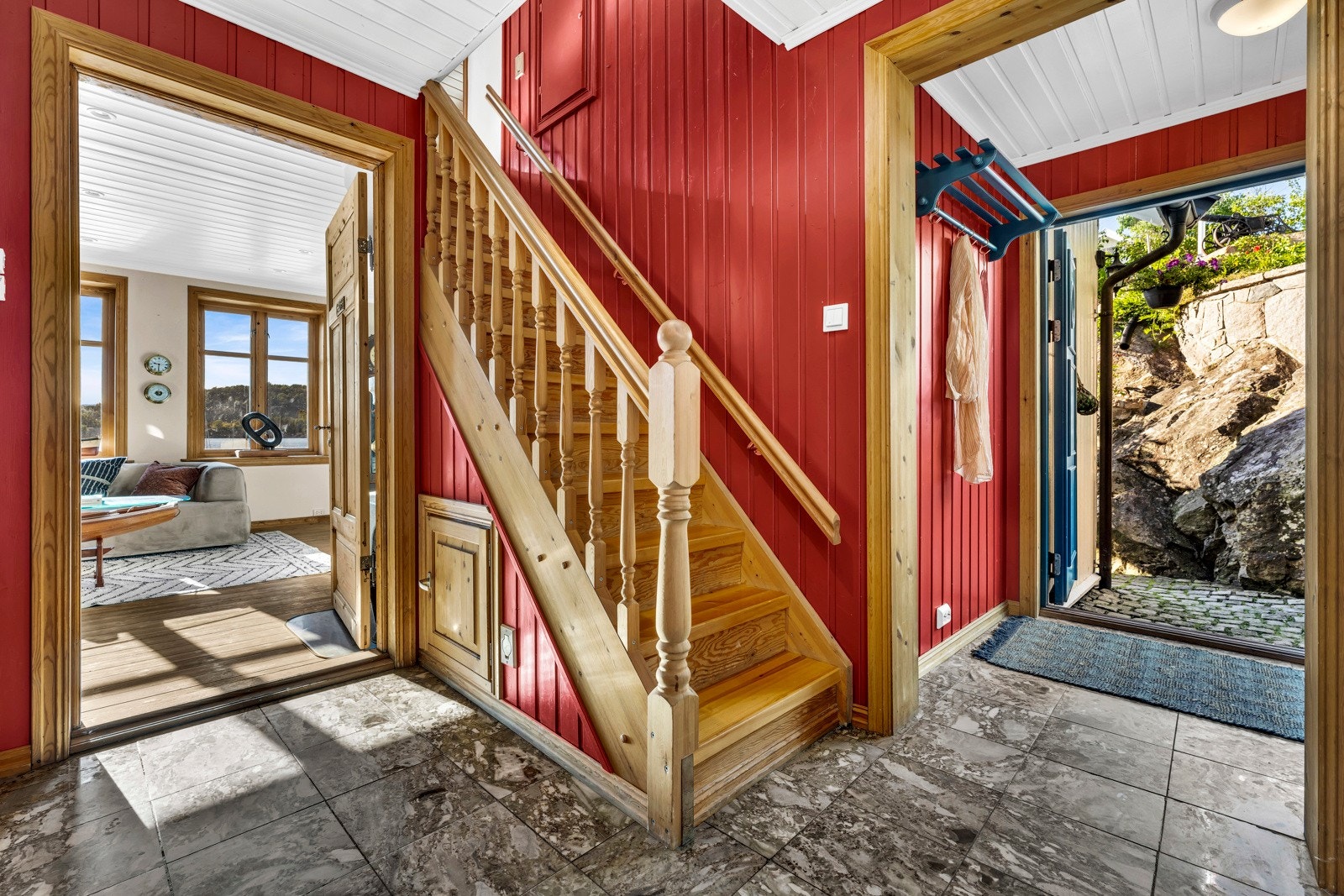Velkommen inn! Eneboligen har flislagt entré med gulvvarme og trapperom med plassbygd garderobe. Galleribilde