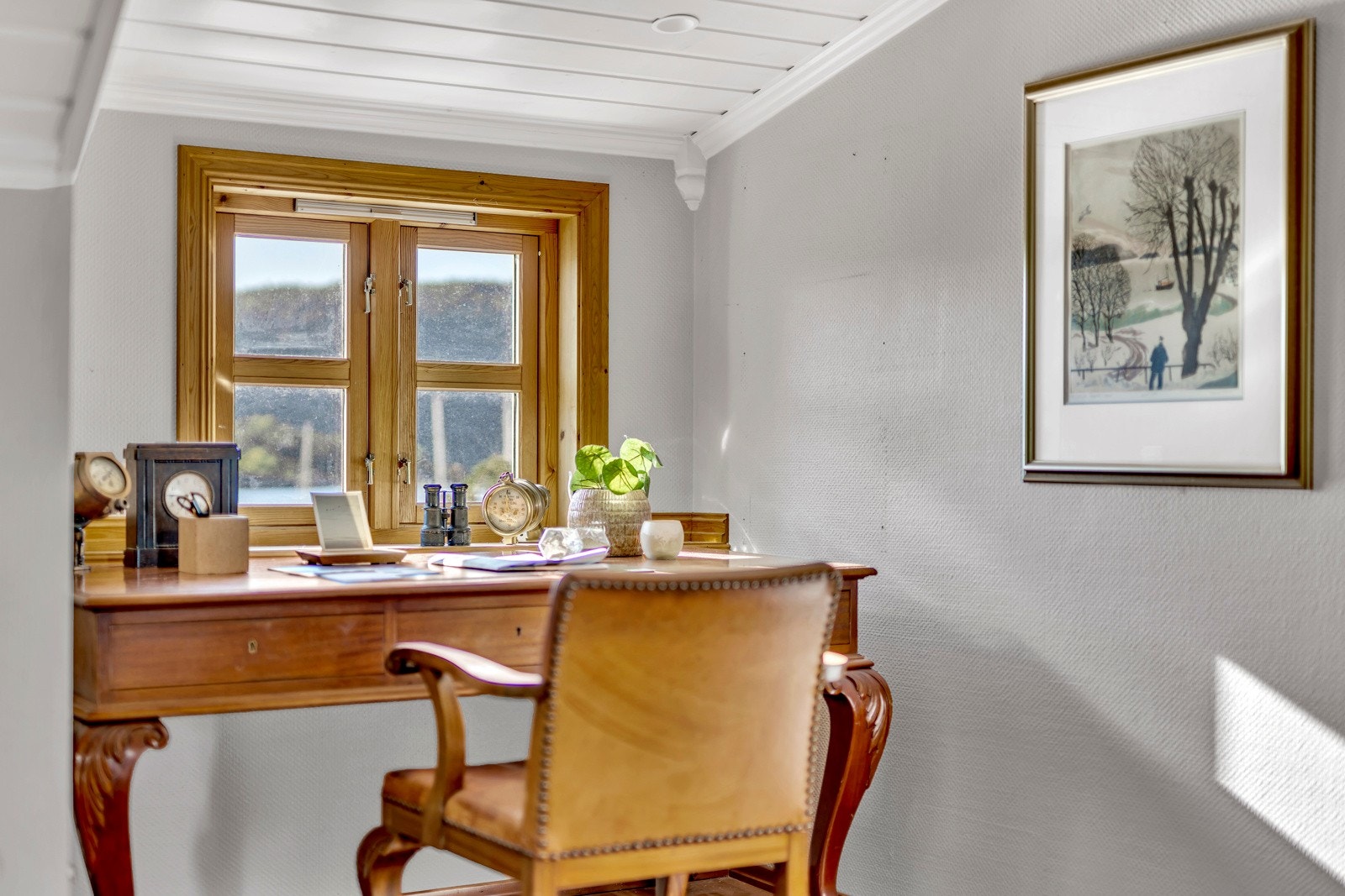 Under det ene vinduet er det perfekt å ha hjemmekontor med nydelig utsikt. Galleribilde