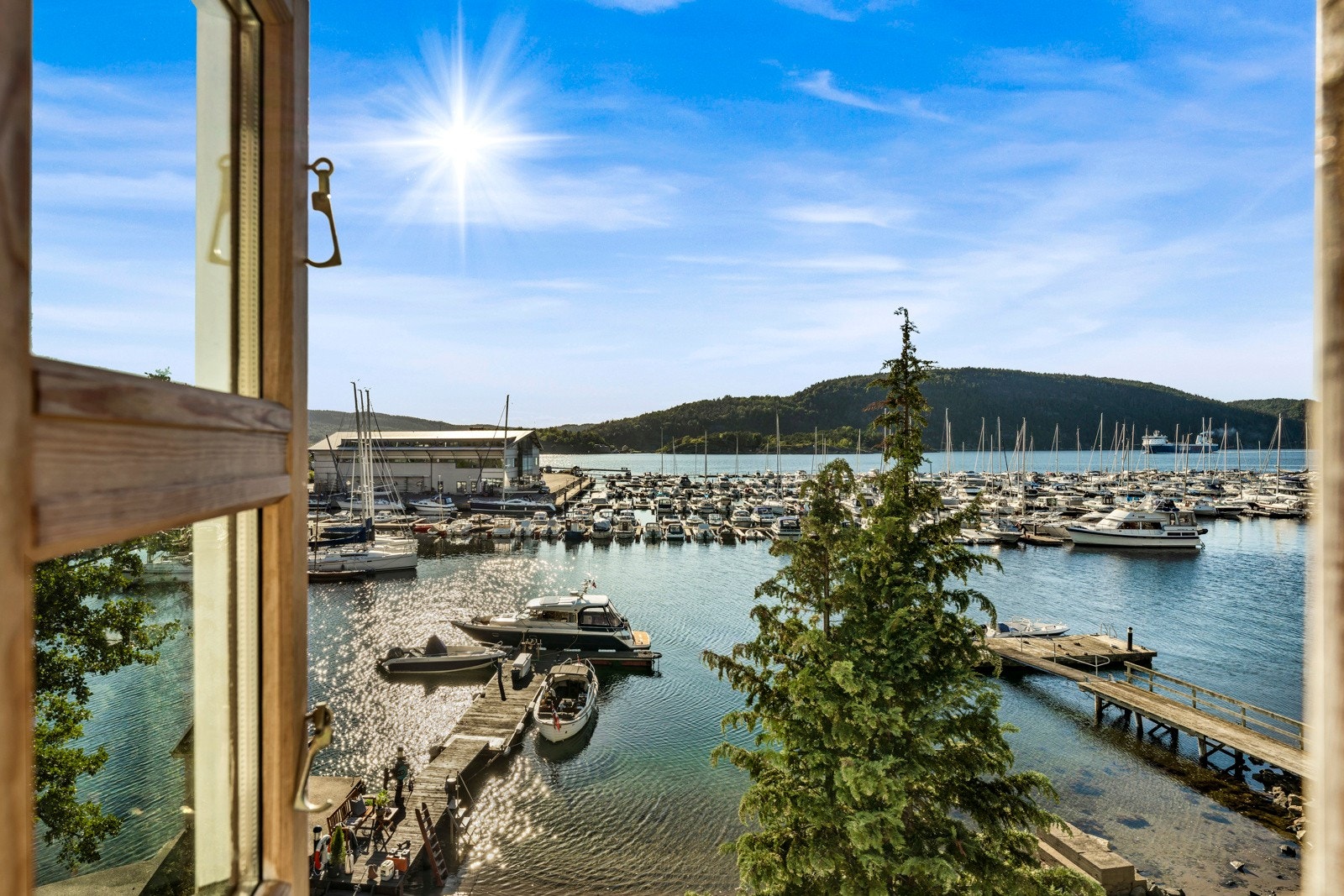 Med vestvendte vinduer rett mot sjøen og marinaen, er det ingenting å si på utsikten. Galleribilde