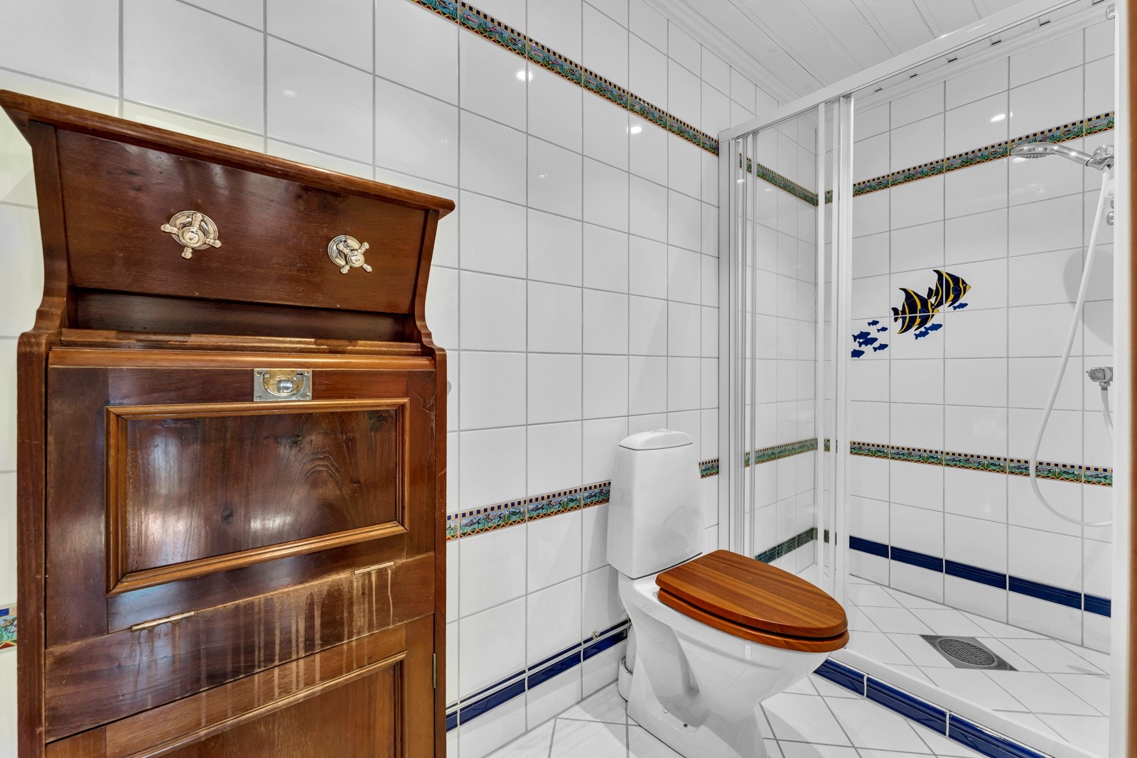 Badet i annekset har en stilig, antikk innredning som fungerer som et skatoll, bare med nedfellbar servant. Galleribilde