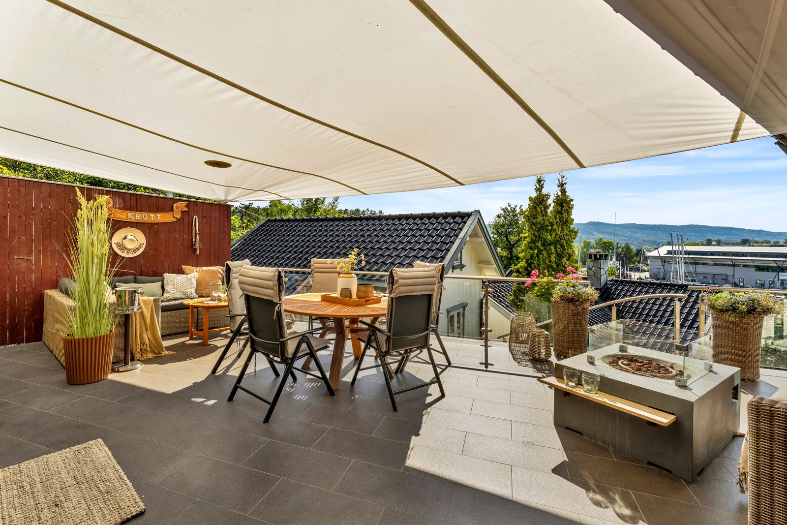 Denne herlige terrassen på toppen av tomta har en spektakulær utsikt og en helt unik stemning. Galleribilde