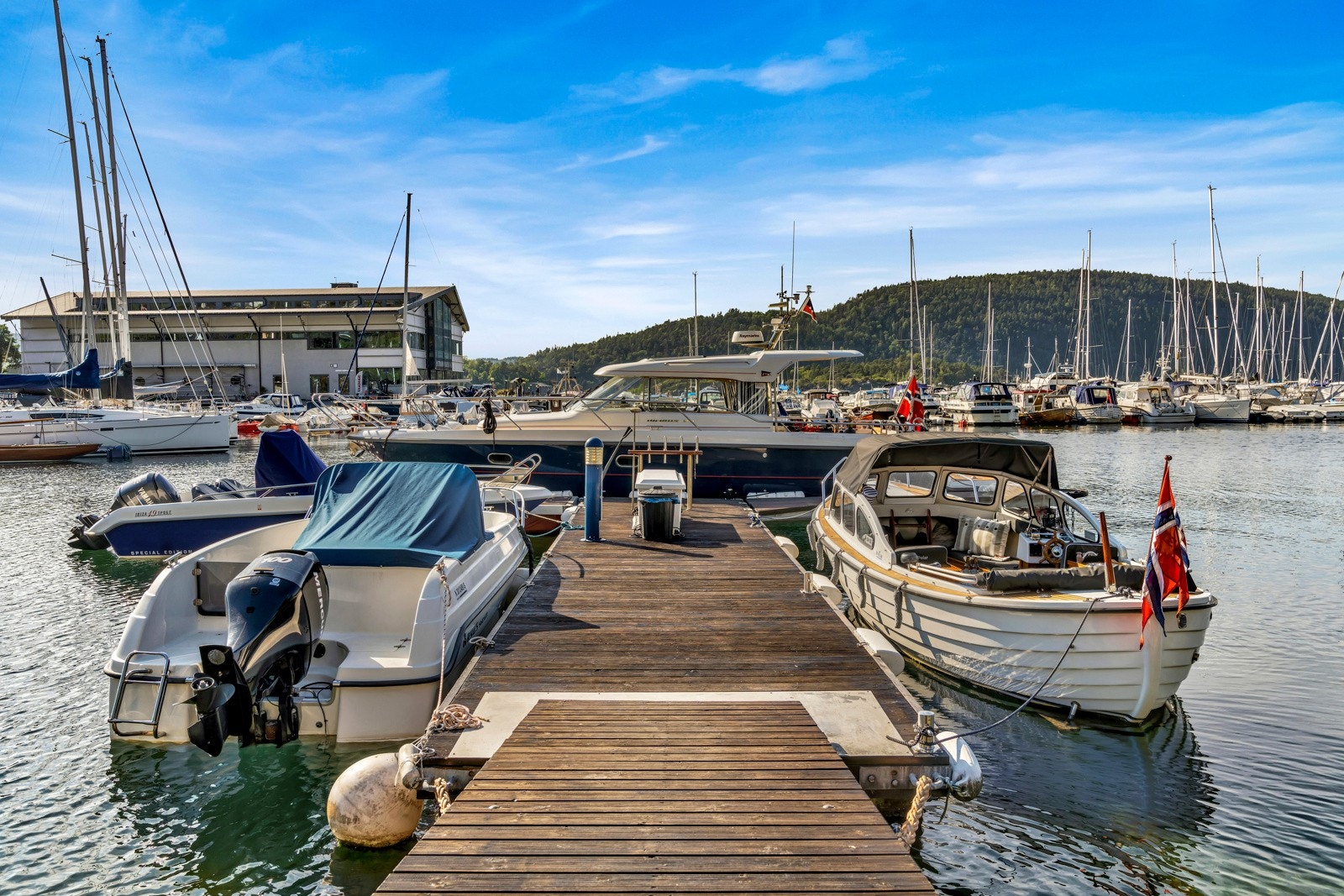 Bryggen er utsmykket med solide maritime installasjoner for fortøyning etc. Galleribilde