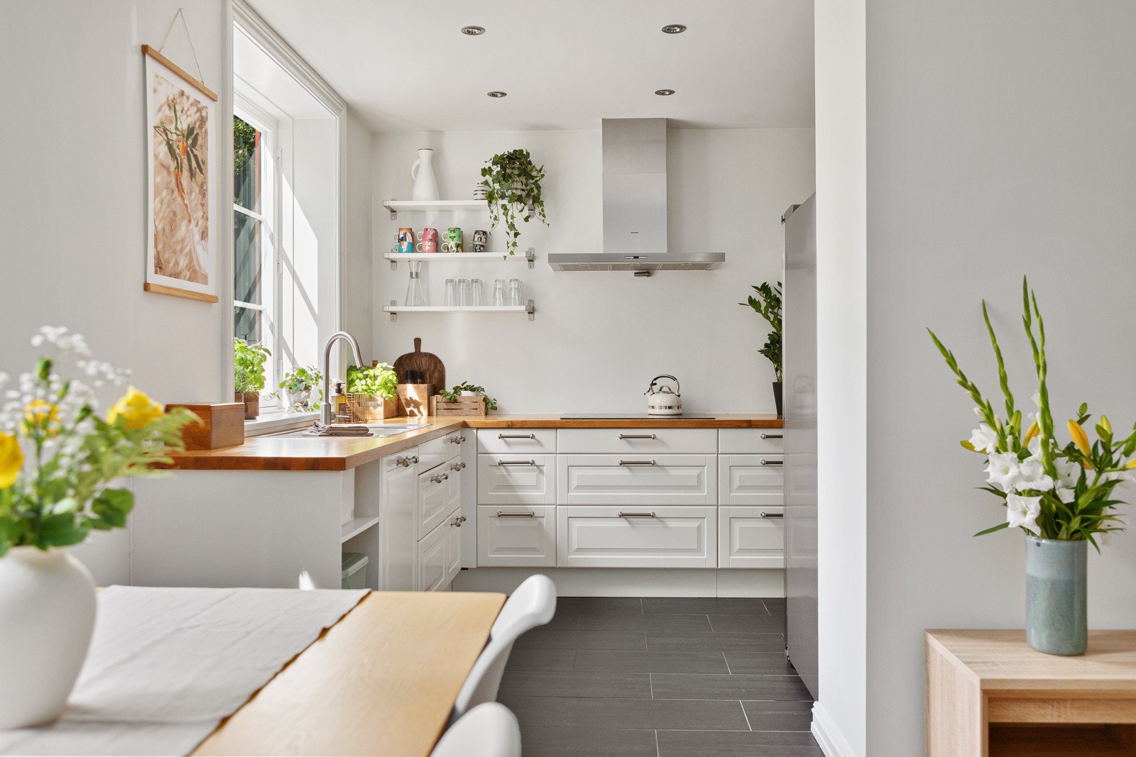 Leiligheten inneholder: Entre, stue, kjøkken, 2 soverom og bad. I tillegg disponeres romslig bod i kjeller og loftsbod. Galleribilde