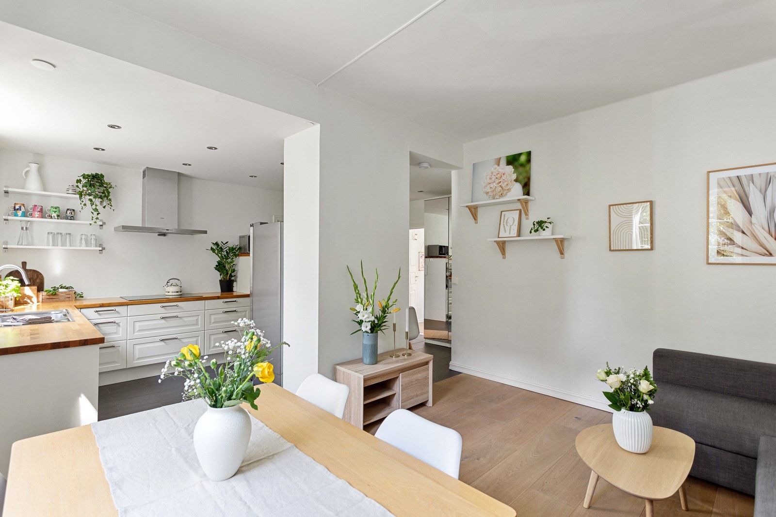 Tiltalende stue med stor vindusflate som slipper lyset inn. Stuen kan enkelt møbleres med både sittegruppe og tilhørende tv-møblement og spiseplass. Galleribilde