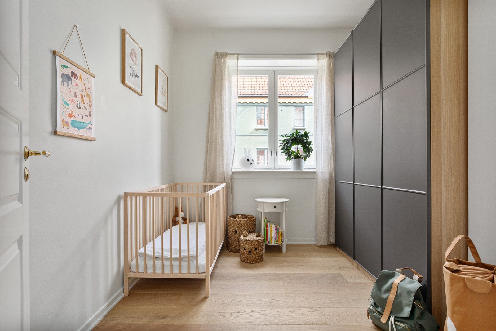 Nok et pent soverom som i dag benyttes som barnerom. Soverommet har en god størrelse som åpner opp for ulike bruks- og møbleringsmuligheter. Soverommet vender også inn mot rolig gårdsrom. Galleribilde