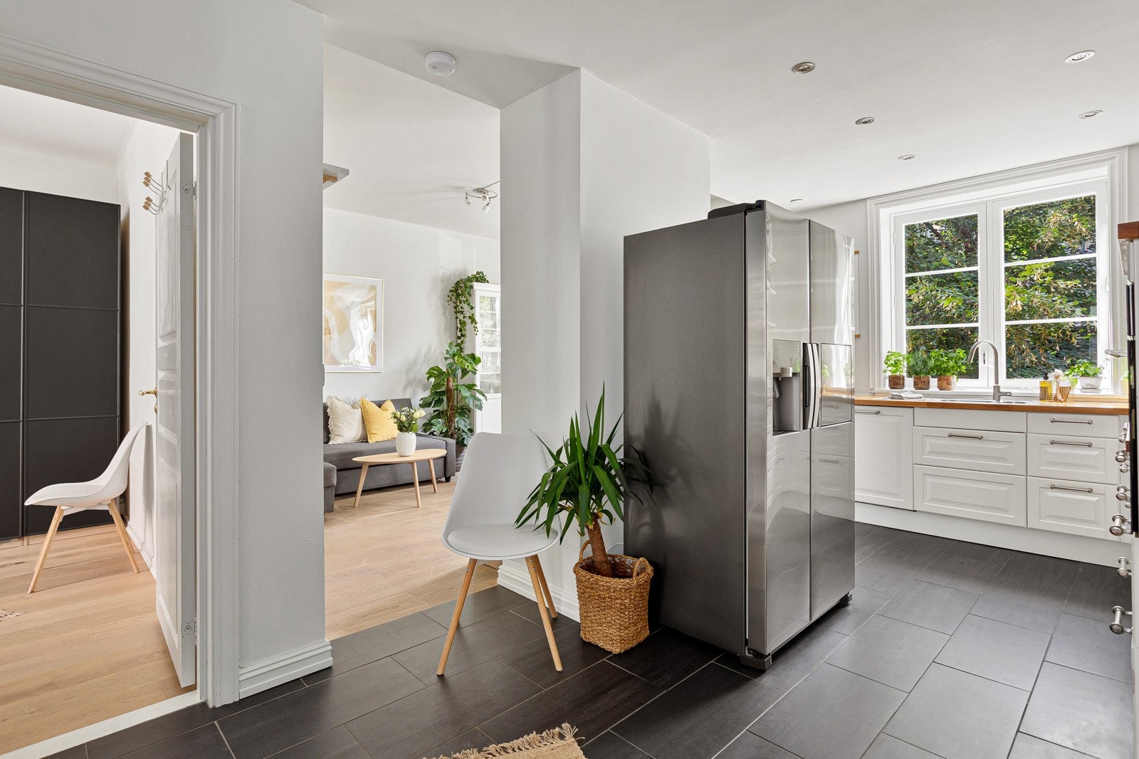 Entreen har en åpen løsning mot oppholdsrommene Galleribilde