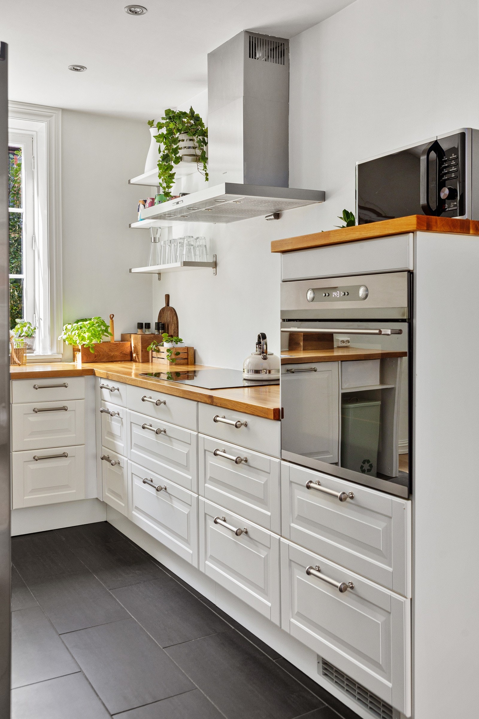 Komfyr med koketopp og oppvaskmaskin er integrert, mens kjøleskap med frys er frittstående. Alle hvitevarer på kjøkkenet medfølger salget Galleribilde