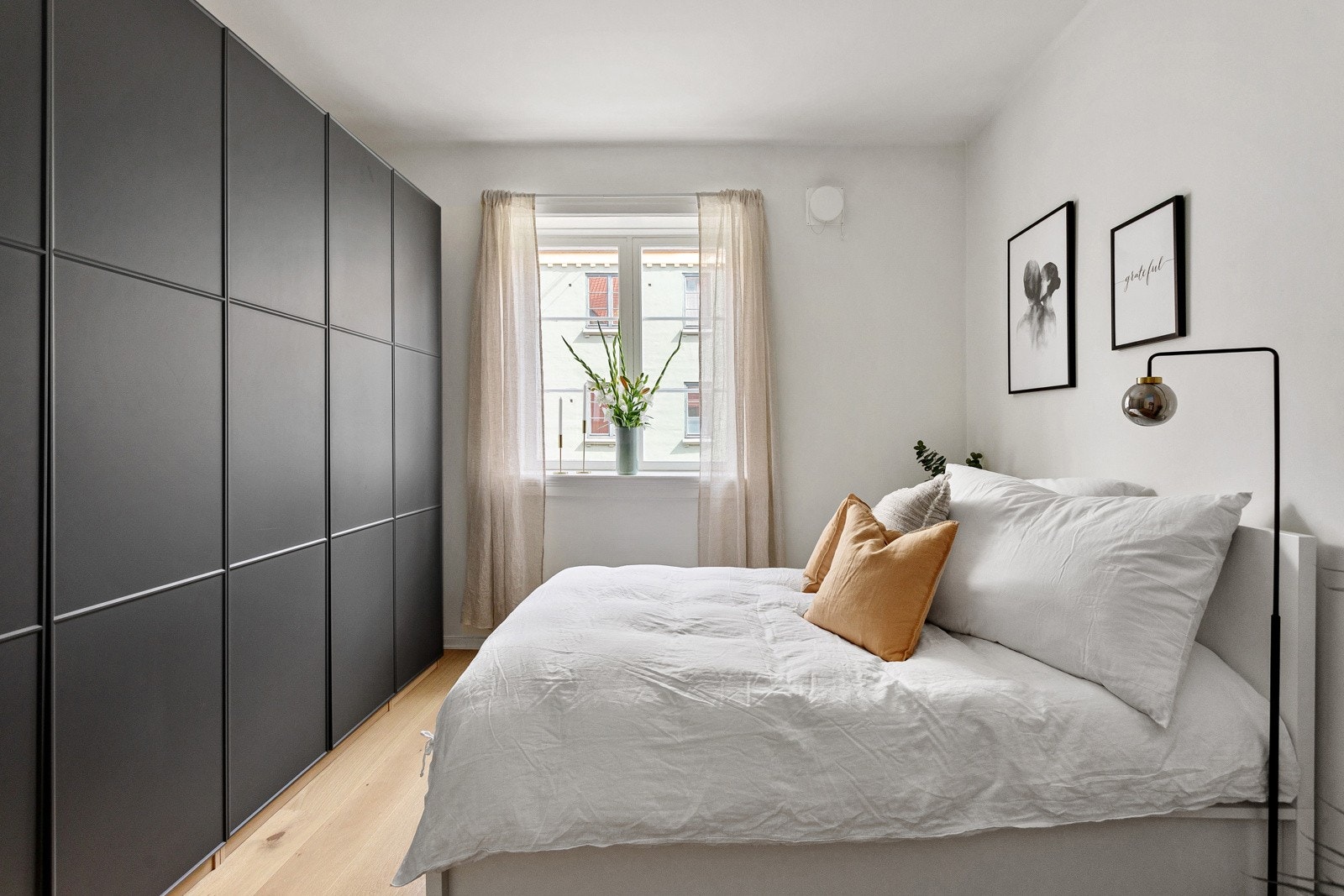 Soverommet har plass til stor dobbeltseng og en rekke garderobeskap gir mer enn nok med lagringsplass Galleribilde