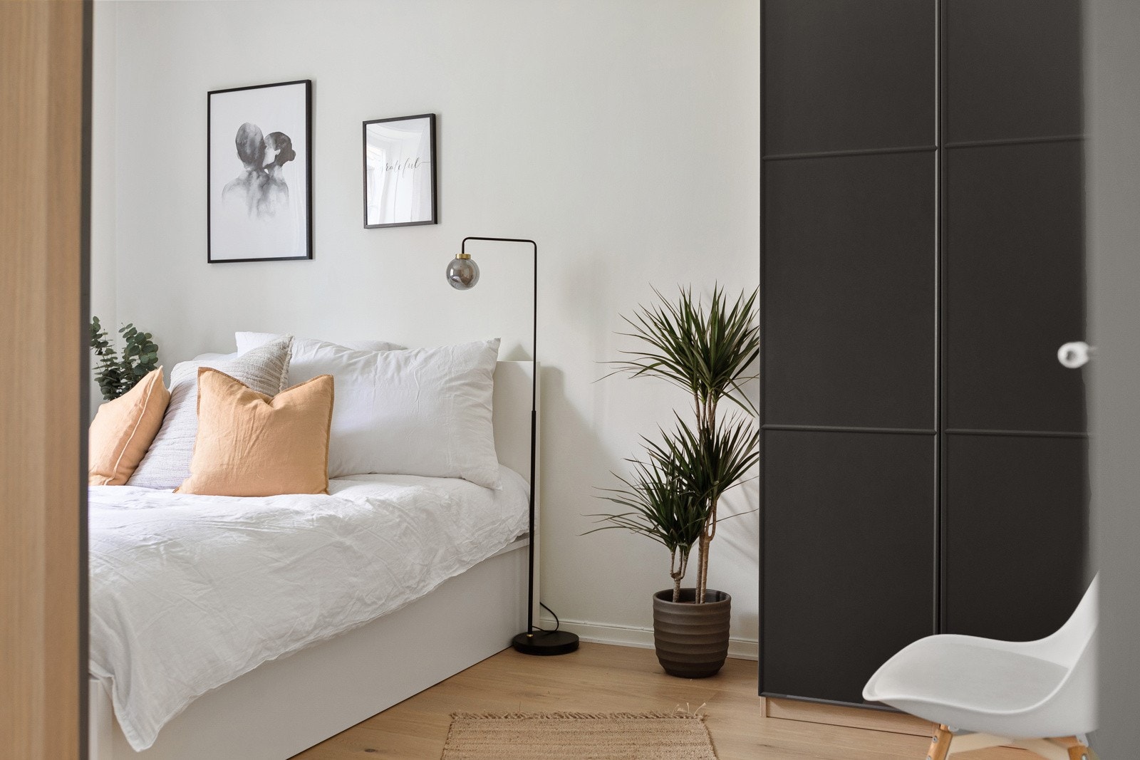 Stort og tiltalende soverom som vender inn mot rolig gårdsrom. Galleribilde