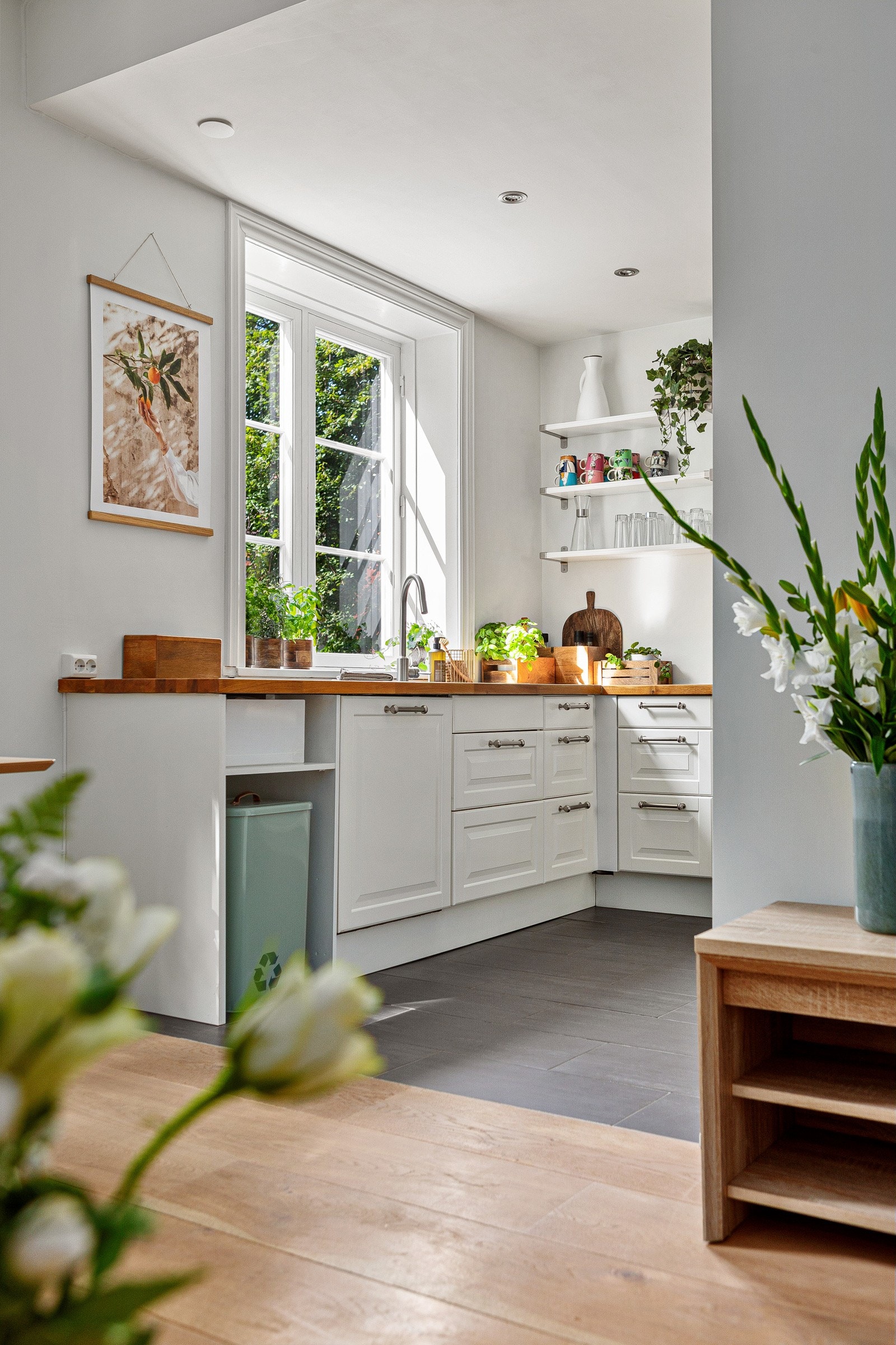 Leiligheten har en god standard med nyere enstavs eikeparkett på gulv og pene overflater med tidsriktige farger. Badet er pusset opp i regi av brl og det er mulighet for å installere peis i stuen. Galleribilde