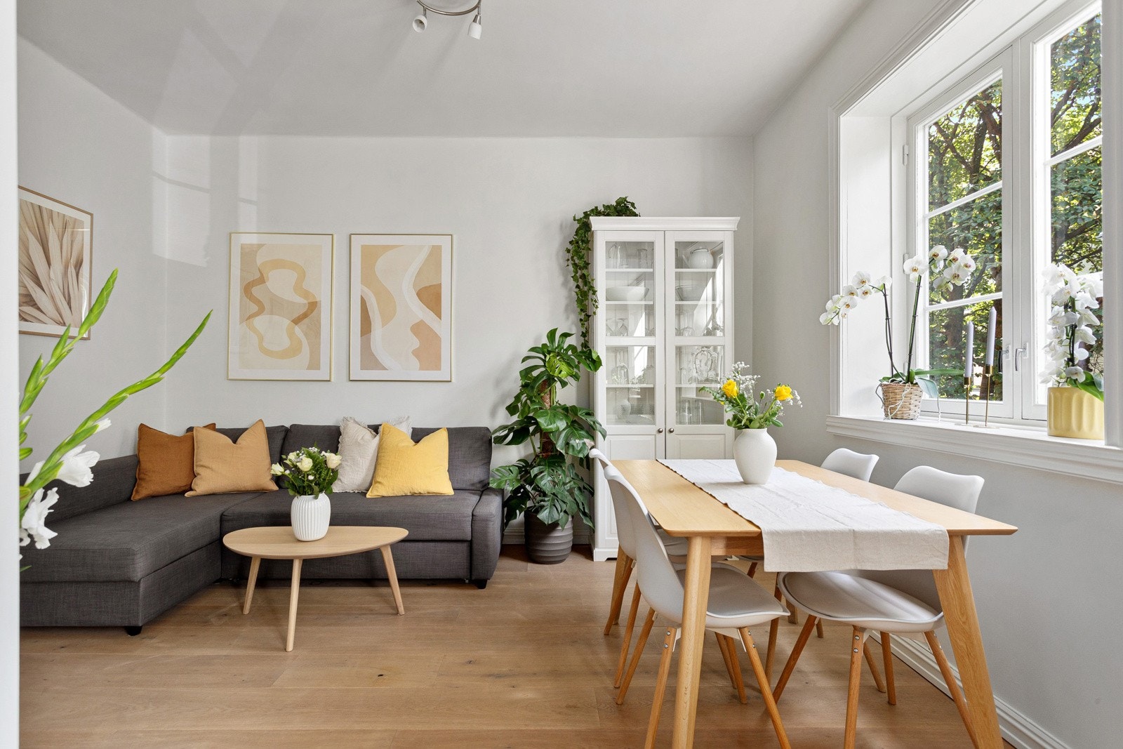 Den gjennomgående leiligheten ligger i en høy 2. etasje med flere vindusflater som åpner opp rommene og slipper dagslyset inn. Galleribilde