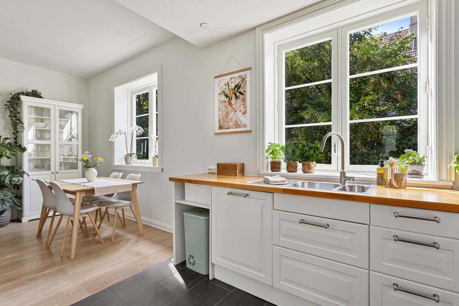 Tidløst og pent kjøkken fra 2012. Flislagt gulv med varmekabler. Galleribilde