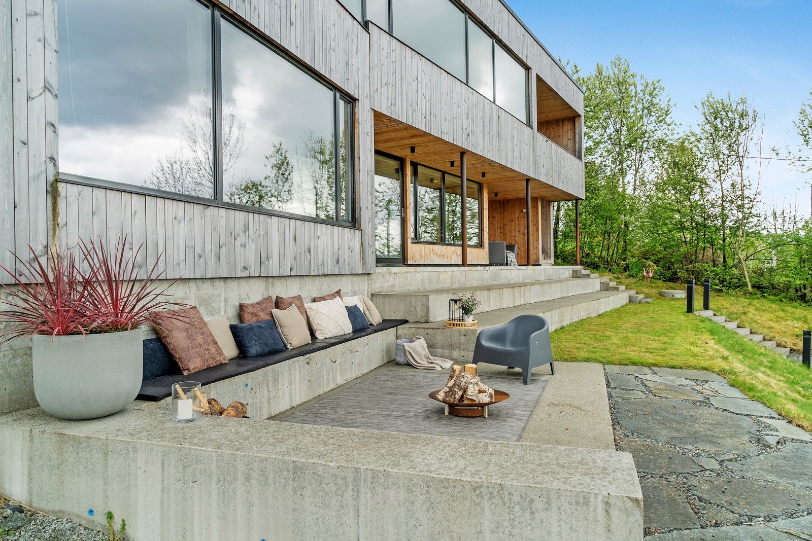 Herlige uteområder rundt hele boligen som er pent opparbeidet Galleribilde